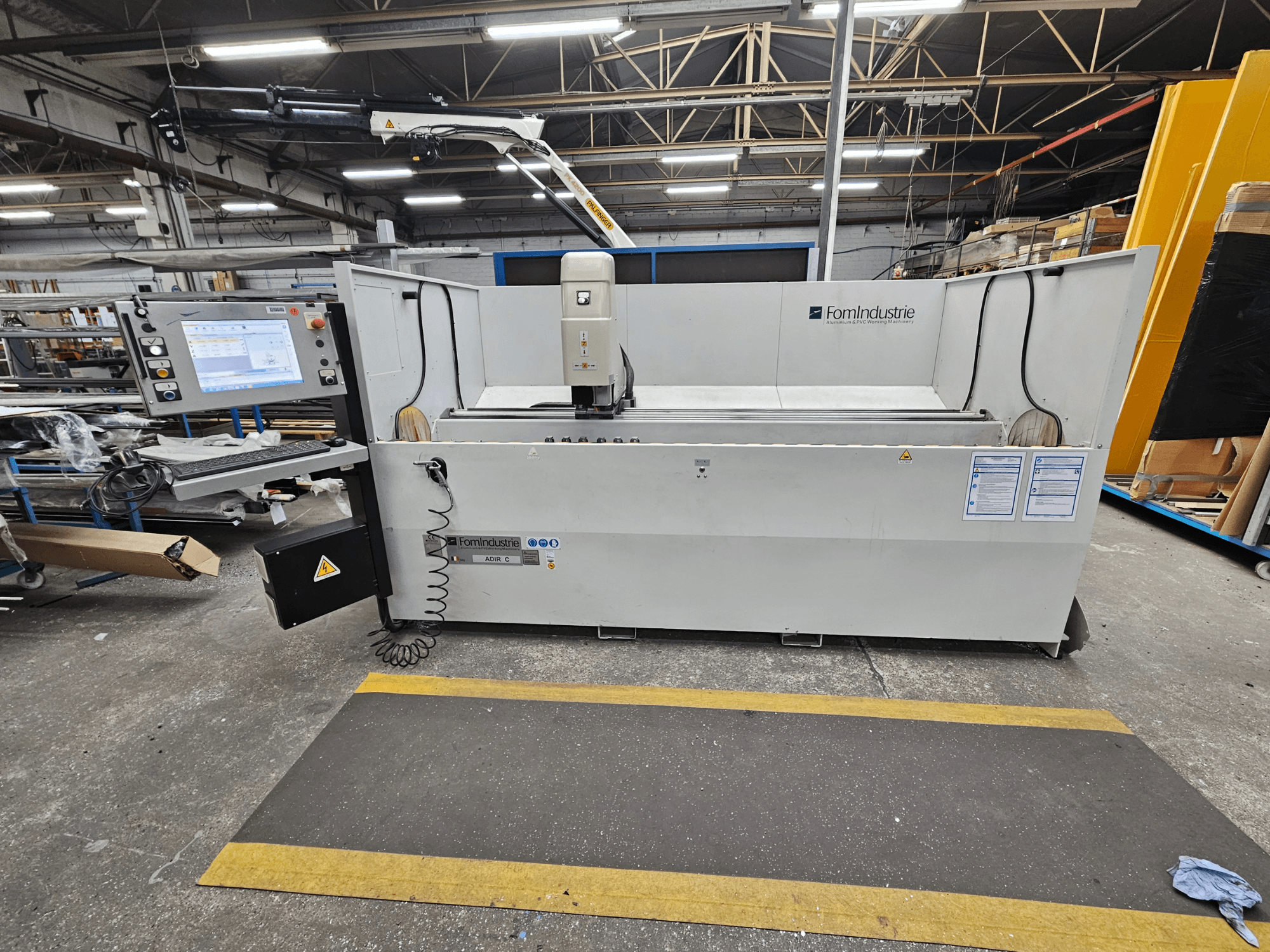 Centro de mecanizado vertical FomIndustrie ADIR C en un taller, vista frontal que muestra el panel de control y los detalles de la máquina.