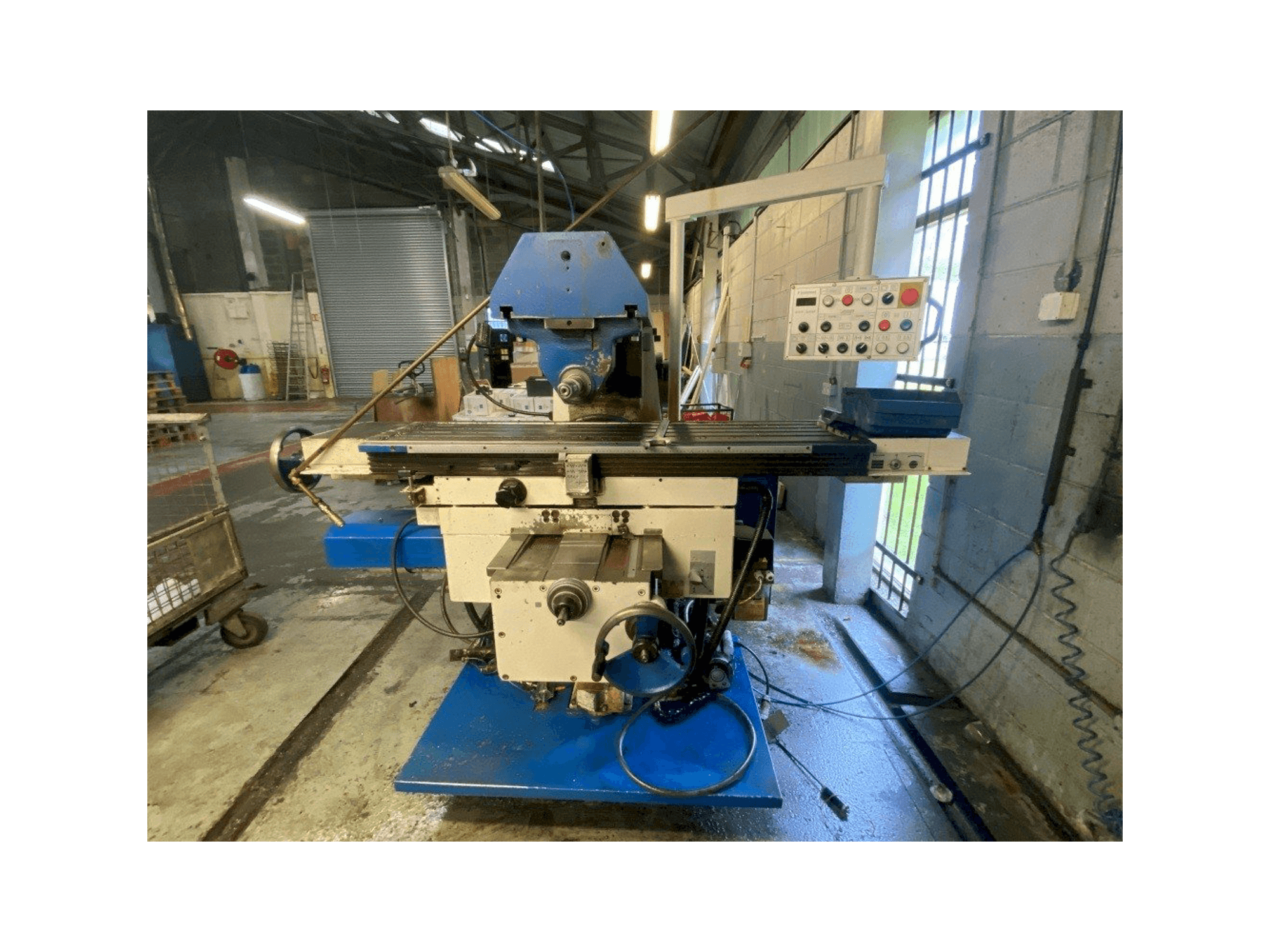 Vista frontal de la máquina TOS Olomouc FGU 32