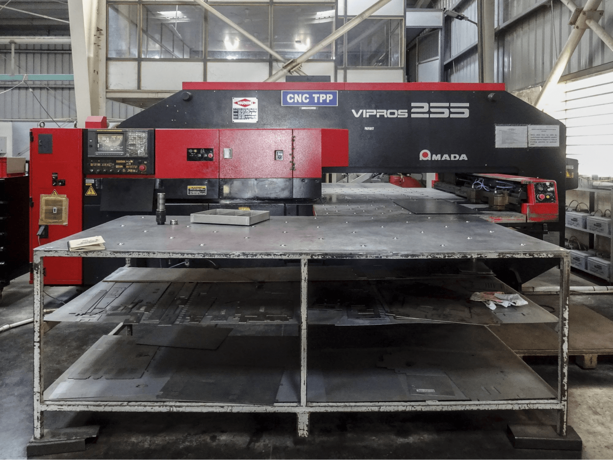 Vista frontal de la máquina AMADA Vipros 255