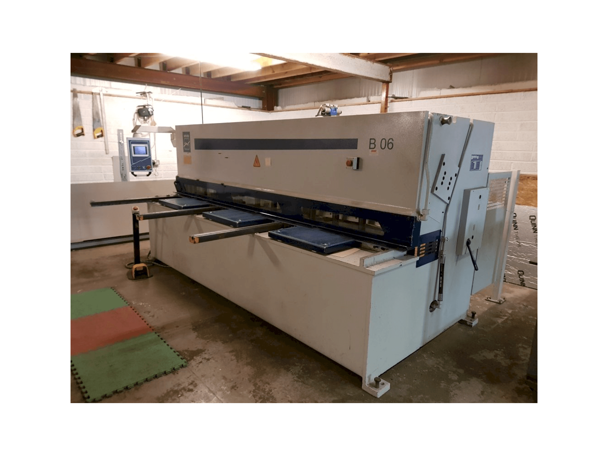 Vista frontal de la máquina MVD B 06-3100