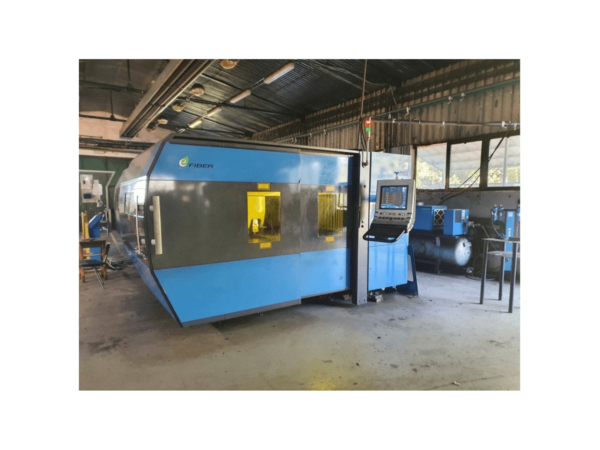 Vista frontal de la máquina Prima Power Platino Fiber