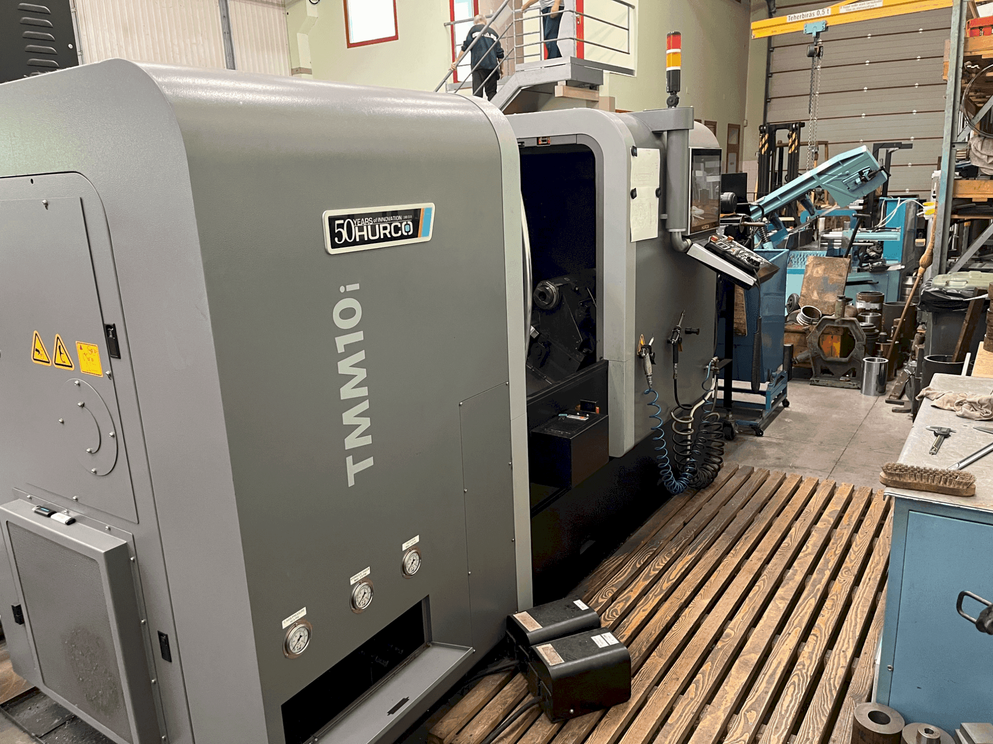 Vista frontal de la máquina Hurco TMM10i