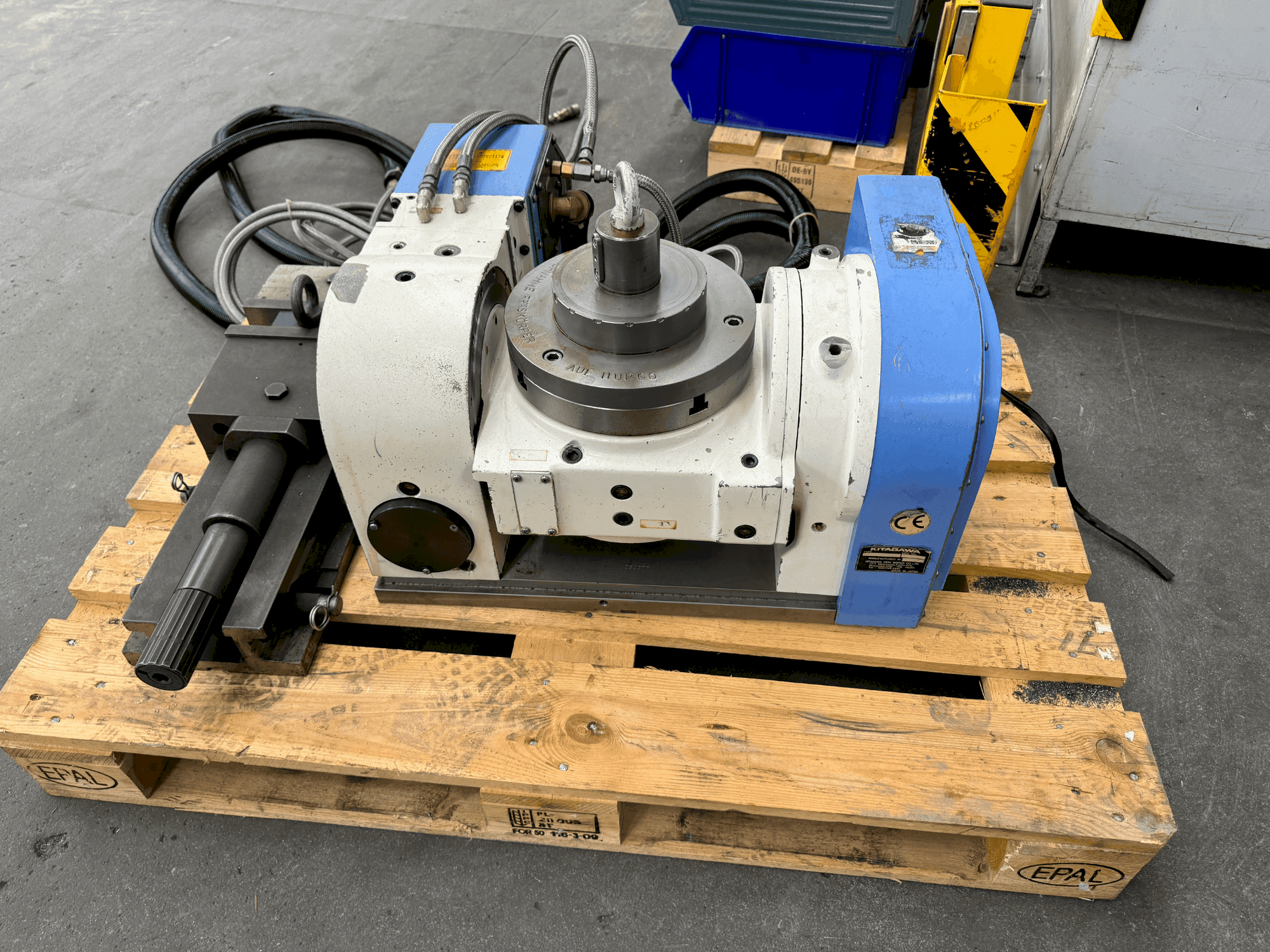 Vista frontal de la máquina KITAGAWA TT251 HYY01 - NC ROTARY TABLE (2005)