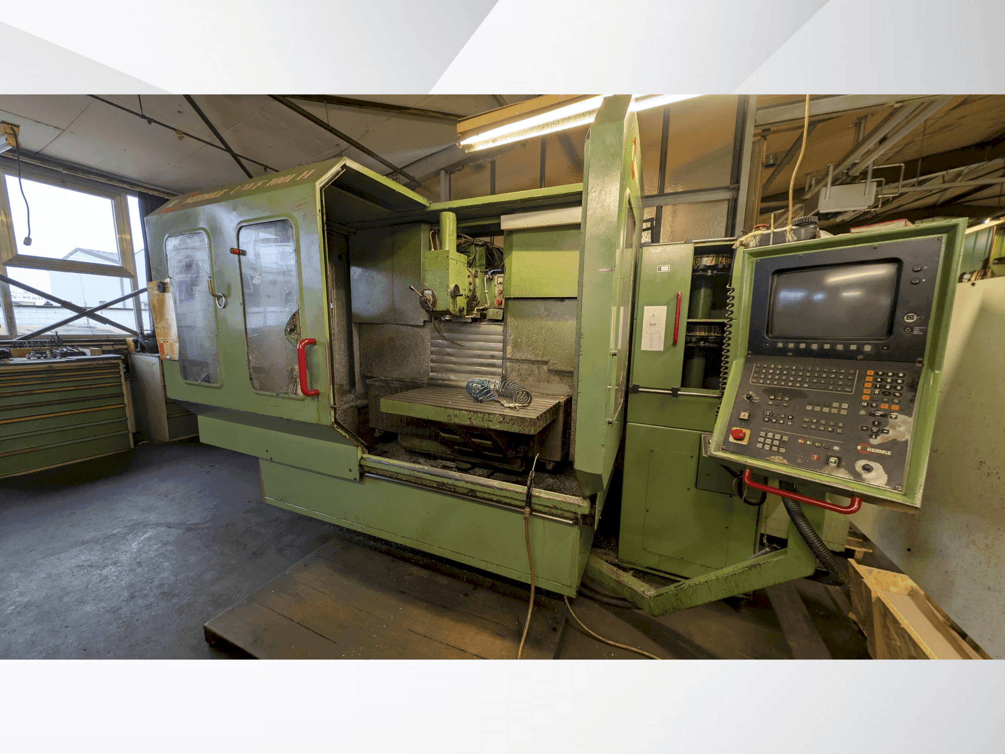 Vista frontal de la máquina HERMLE 1001