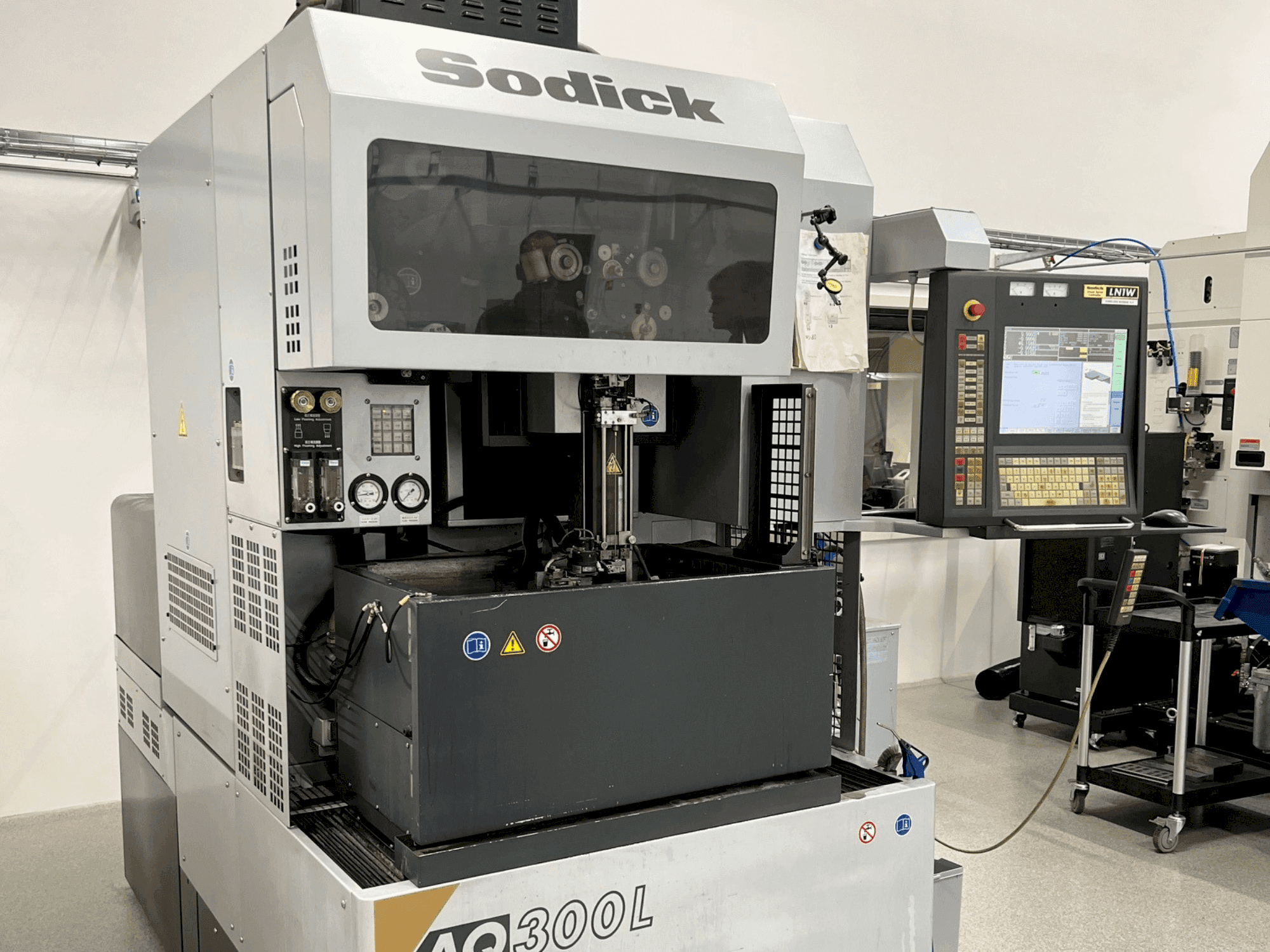 Vista frontal de la máquina Sodick AQ300L