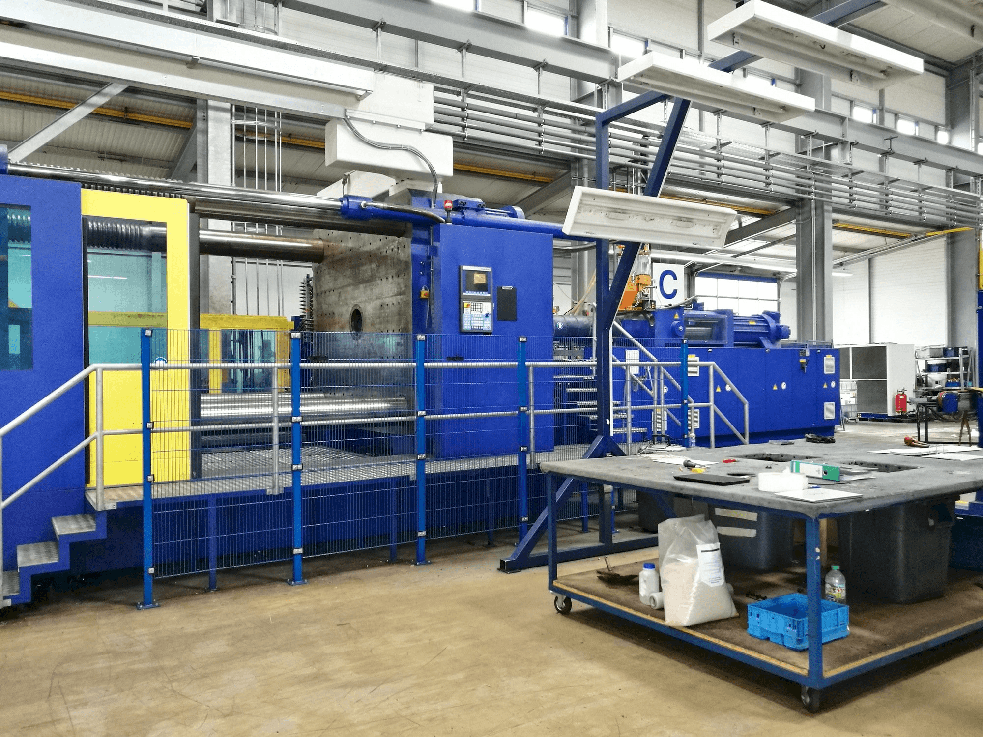 Vista frontal de la máquina Krauss Maffei 2300-12000 MX