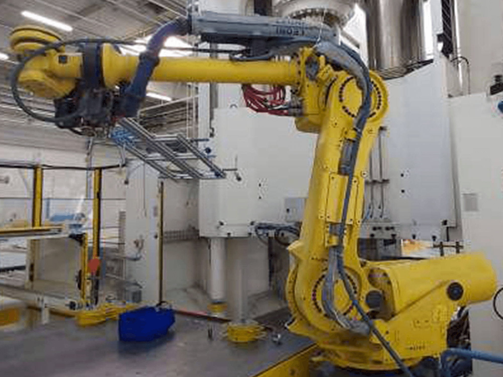 Vista frontal de la máquina FANUC Robot R-2000iB/185L