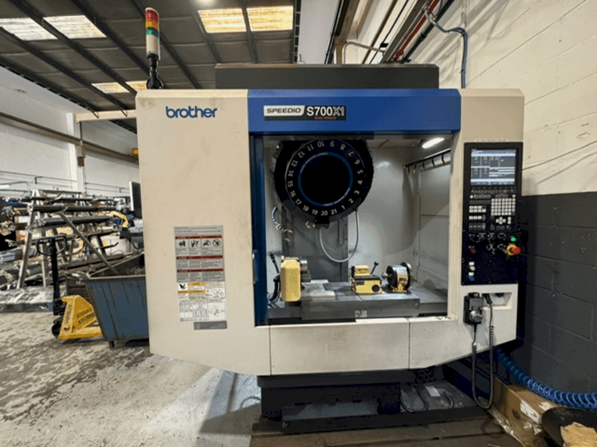 Vista frontal de la máquina Brother Speedio S700X1