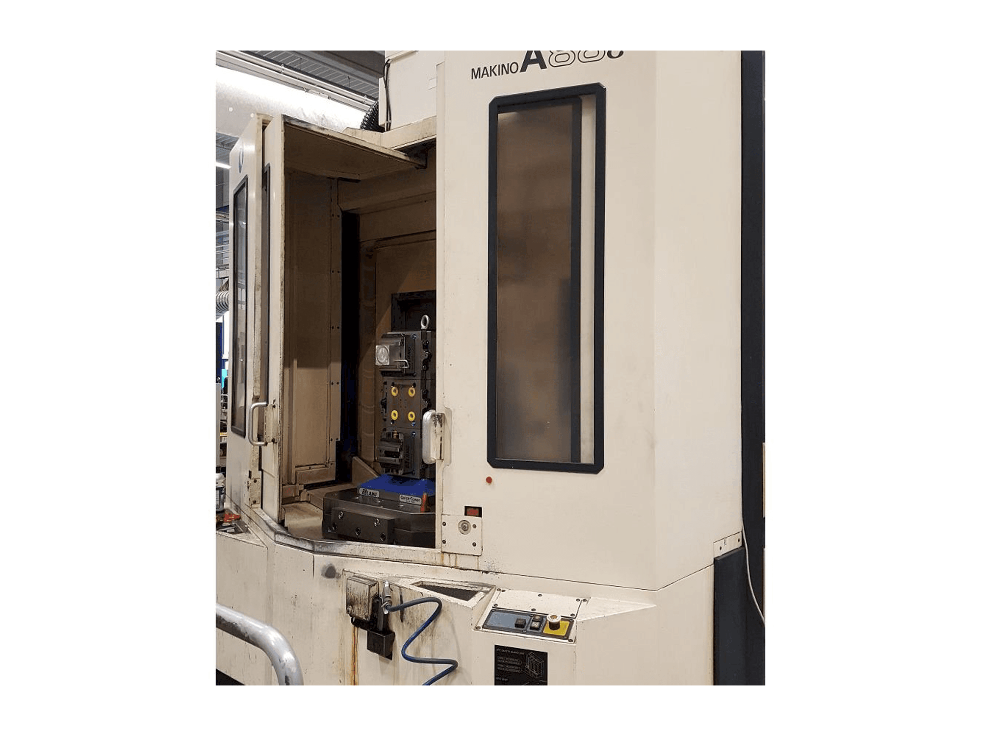 Vista frontal de la máquina Makino A88E