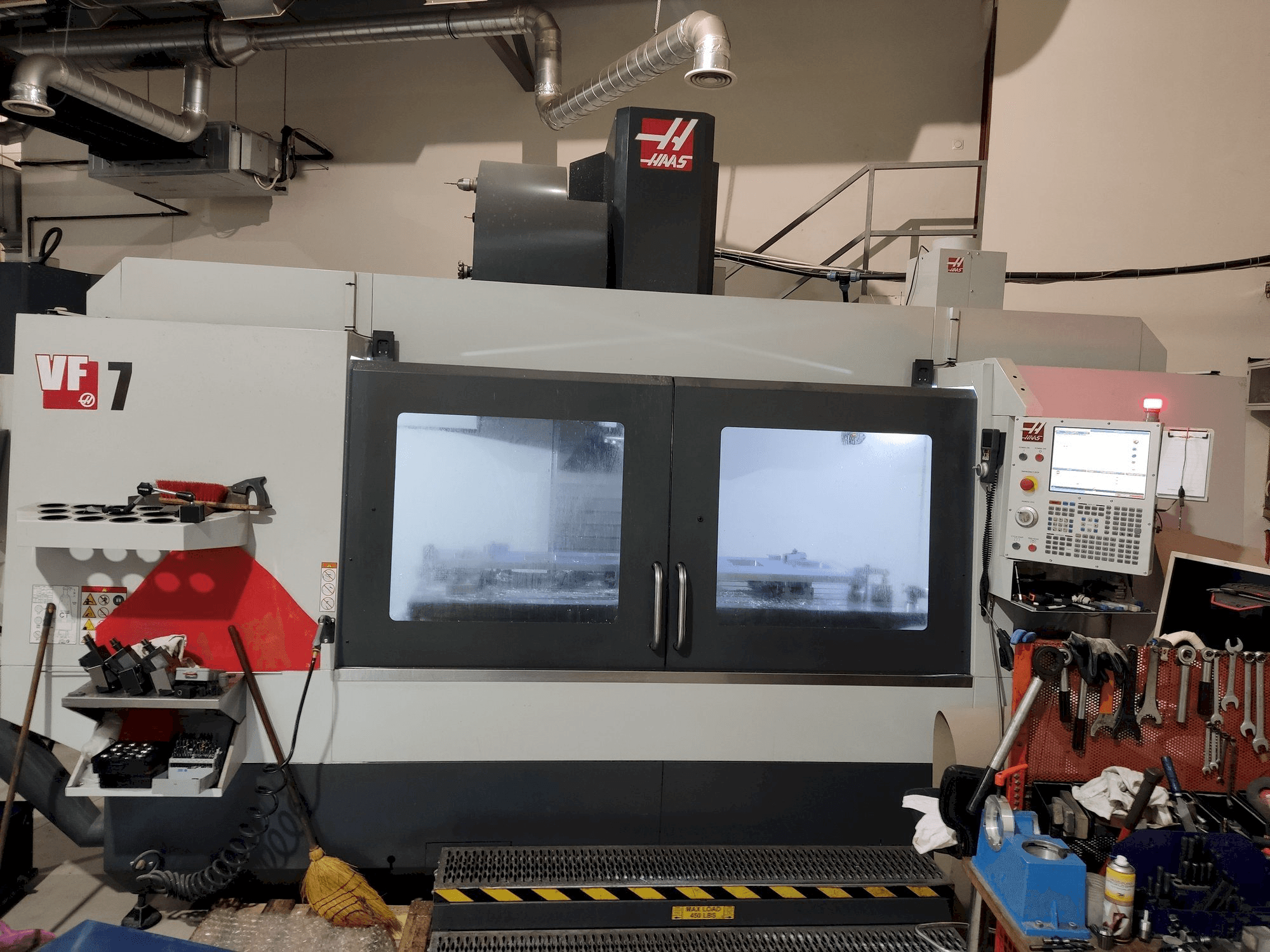Vista frontal de la máquina HAAS VF-7
