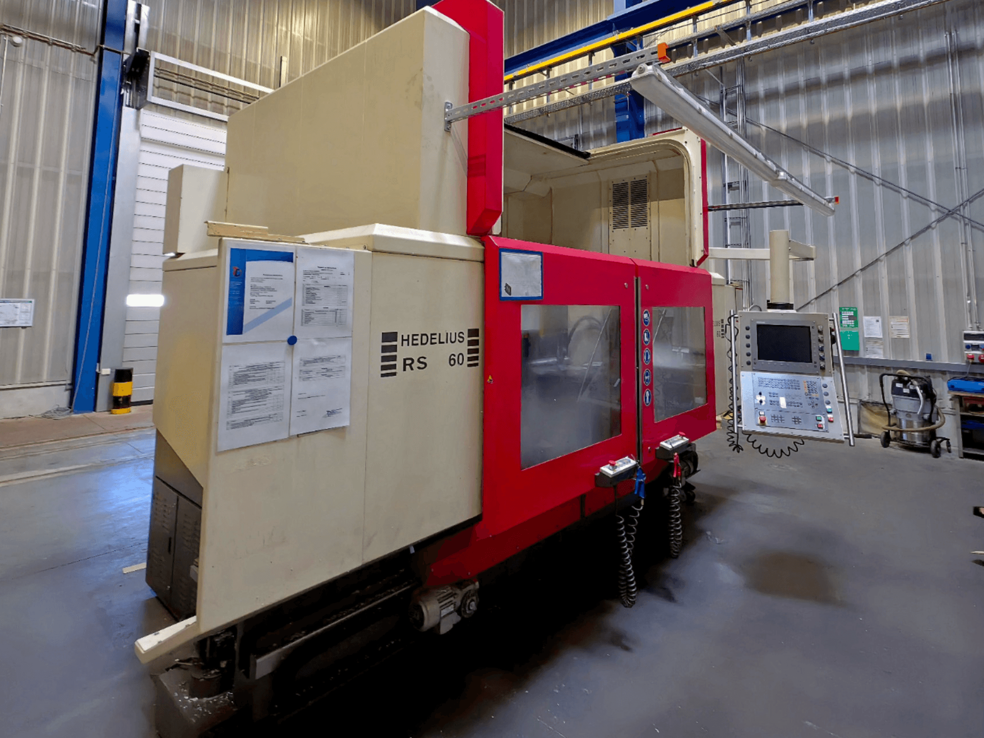 Centro de mecanizado vertical HEDELIUS RS 60 K - 2000, vista lateral, con panel de control e instrucciones de seguridad visibles.