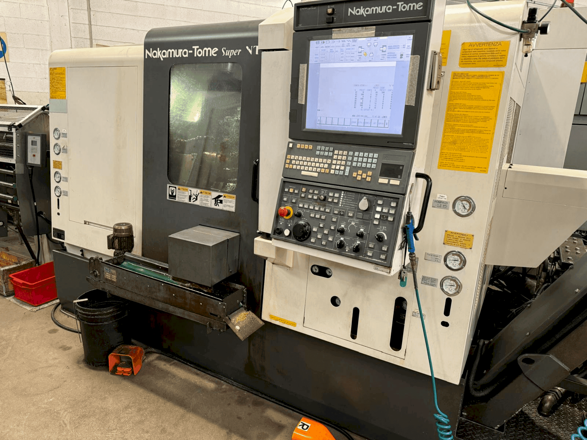 Vista frontal de la máquina NAKAMURA Super NTY3-100