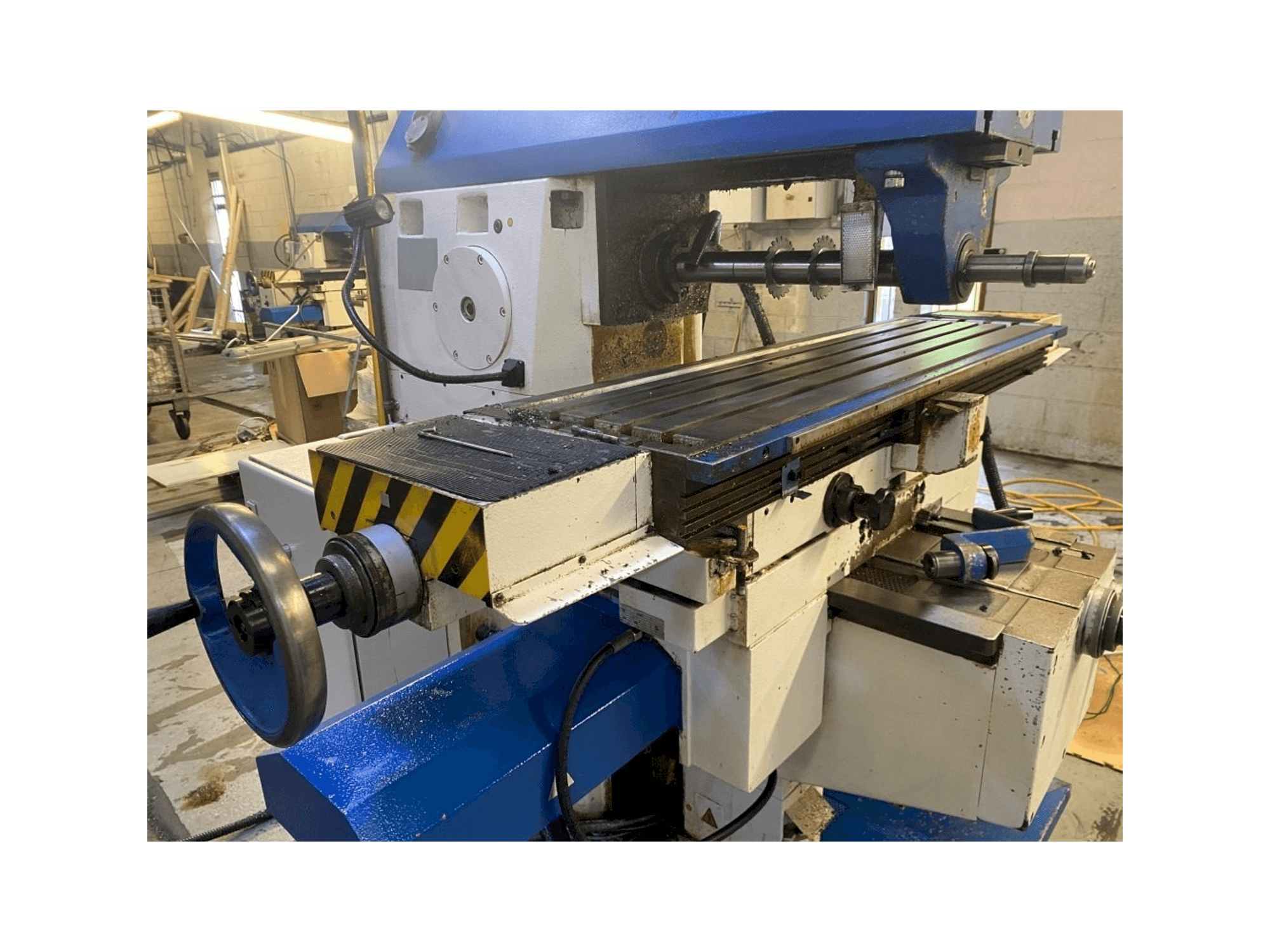 Vista frontal de la máquina TOS Olomouc FGU 32