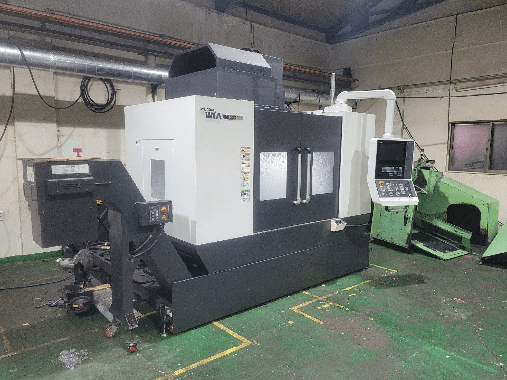 Vista frontal de la máquina Hyundai Wia F500 PLUS