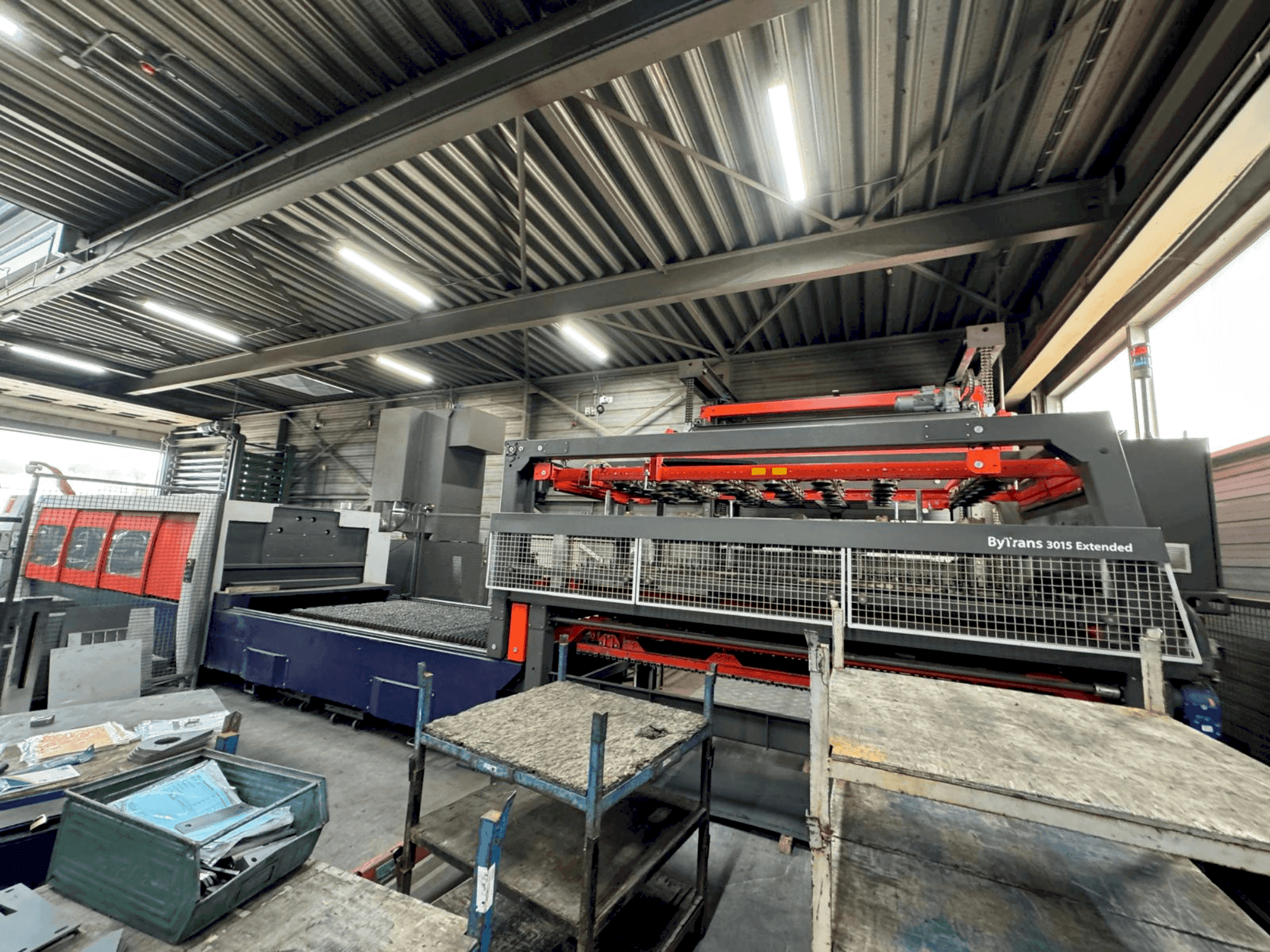 Vista frontal de la máquina Bystronic Bytower 3015 + Bytrans Extended 3015