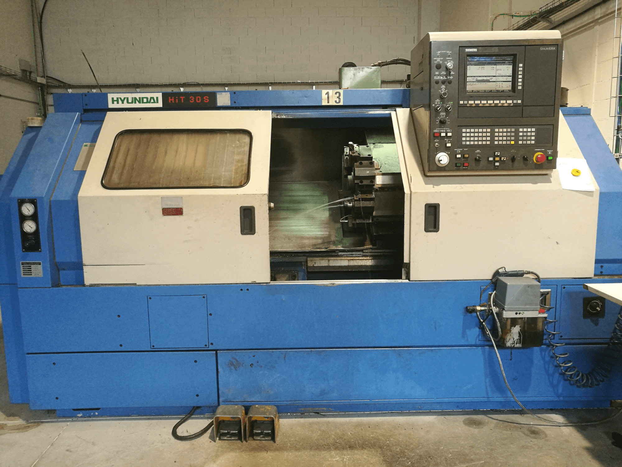 Vista frontal de la máquina Hyundai Kia HiT-30S