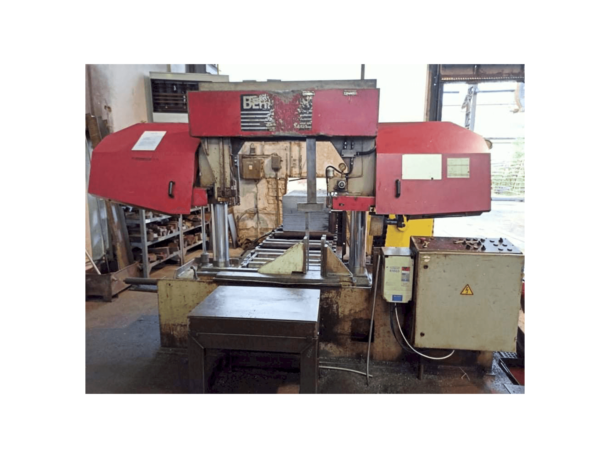 Vista frontal de la máquina Behringer HBP 530