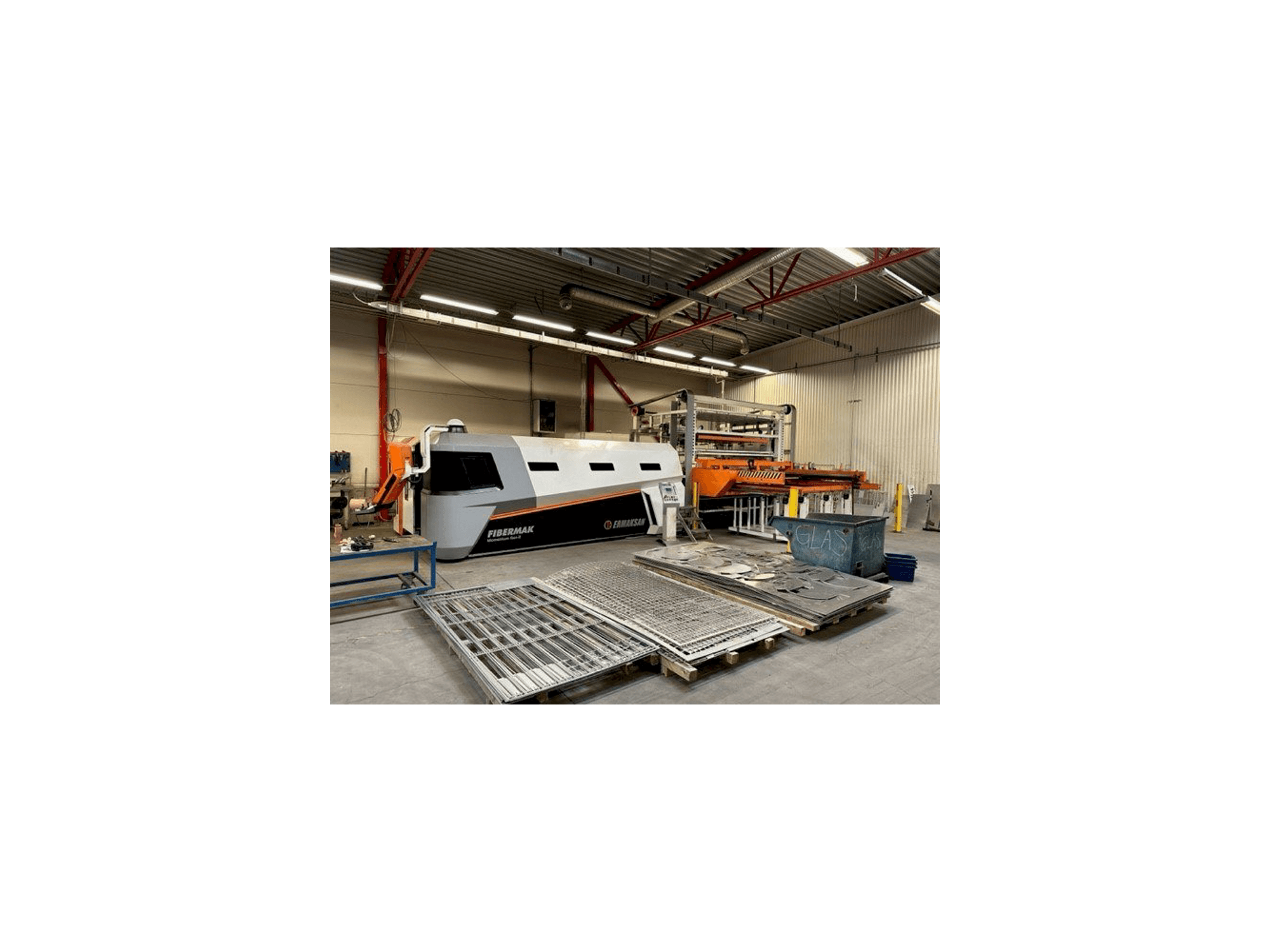 Vista frontal de la máquina ERMAKSAN Fibermak 4KW