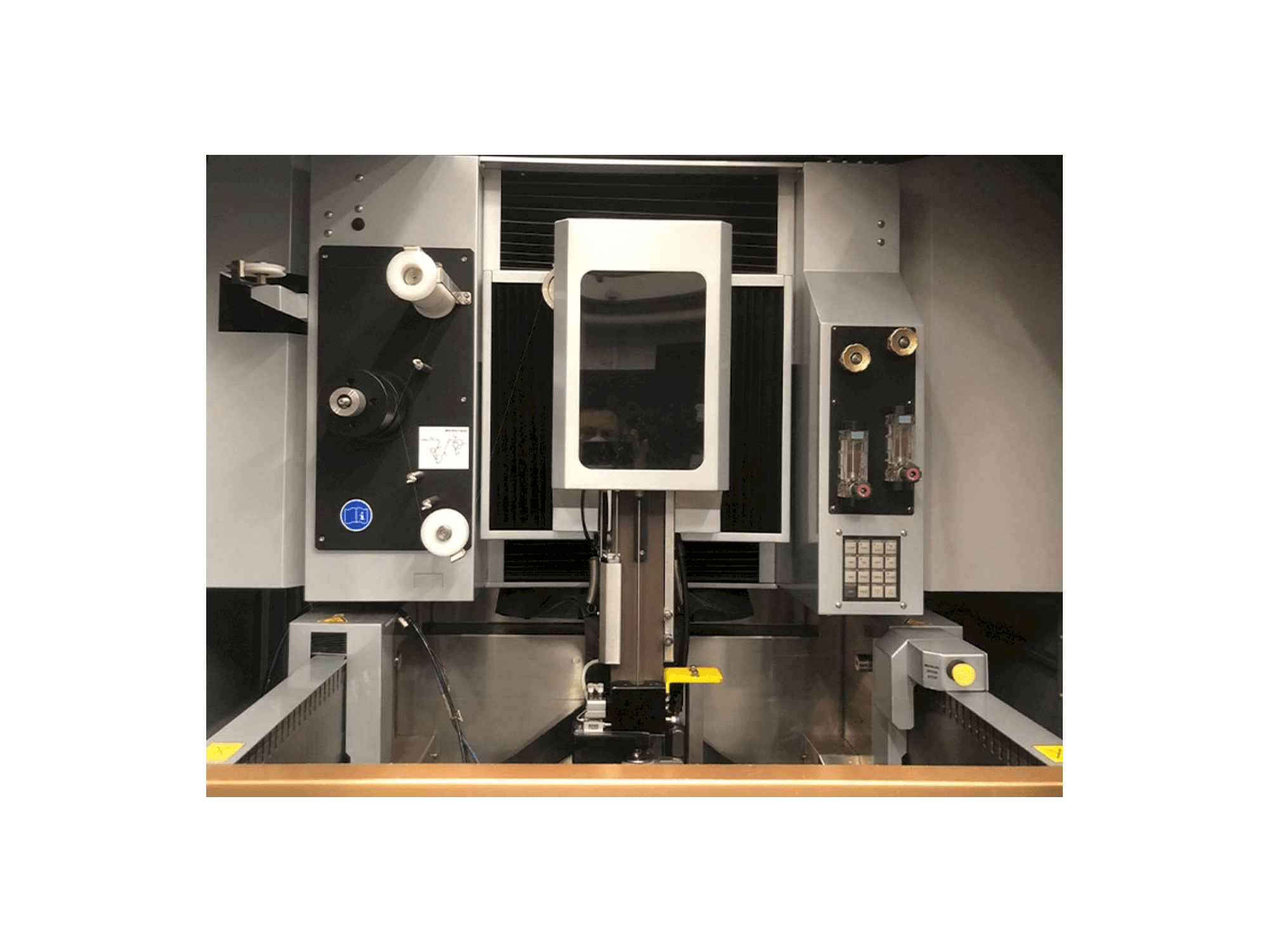 Vista frontal de la máquina EROWA Robot Compact 80