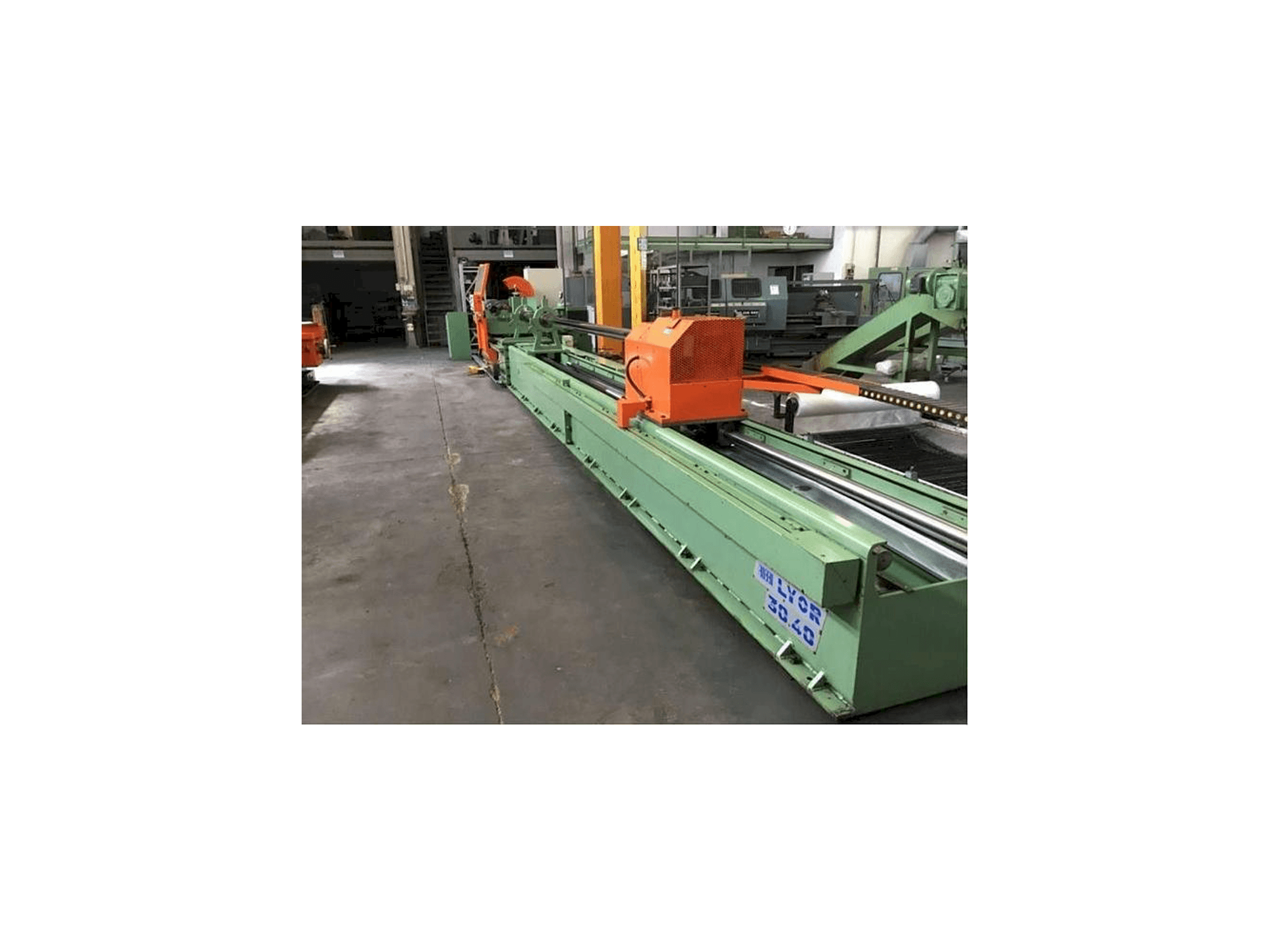 Vista frontal de la máquina ROBBI LYOR 30/40