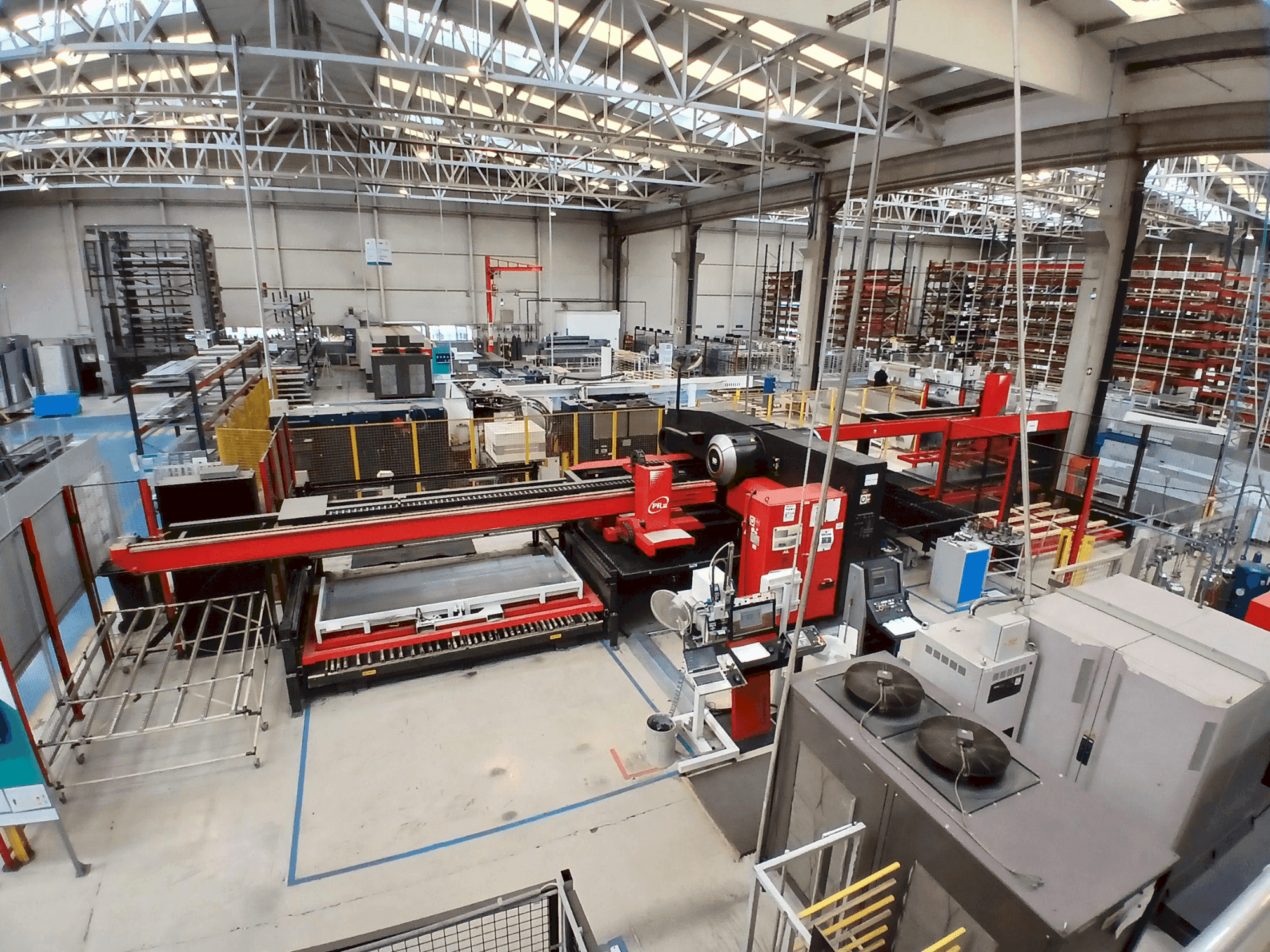 Vista frontal de la máquina AMADA EMZ 3612 M2