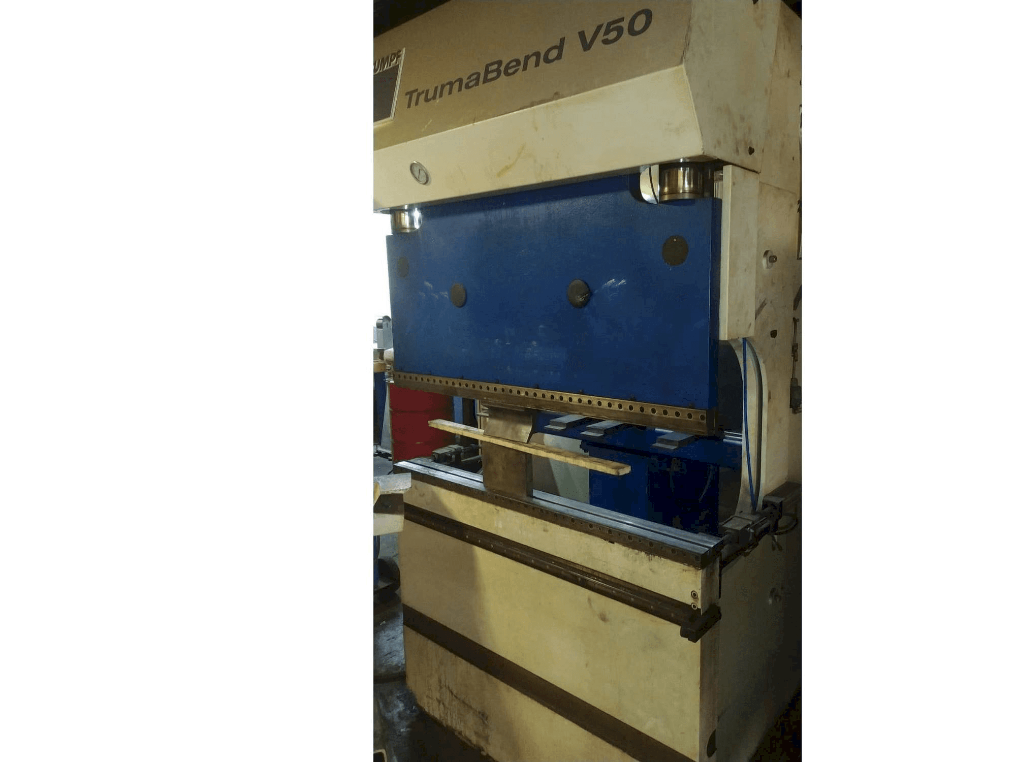 Vista frontal de la máquina Trumpf TrumaBend V50