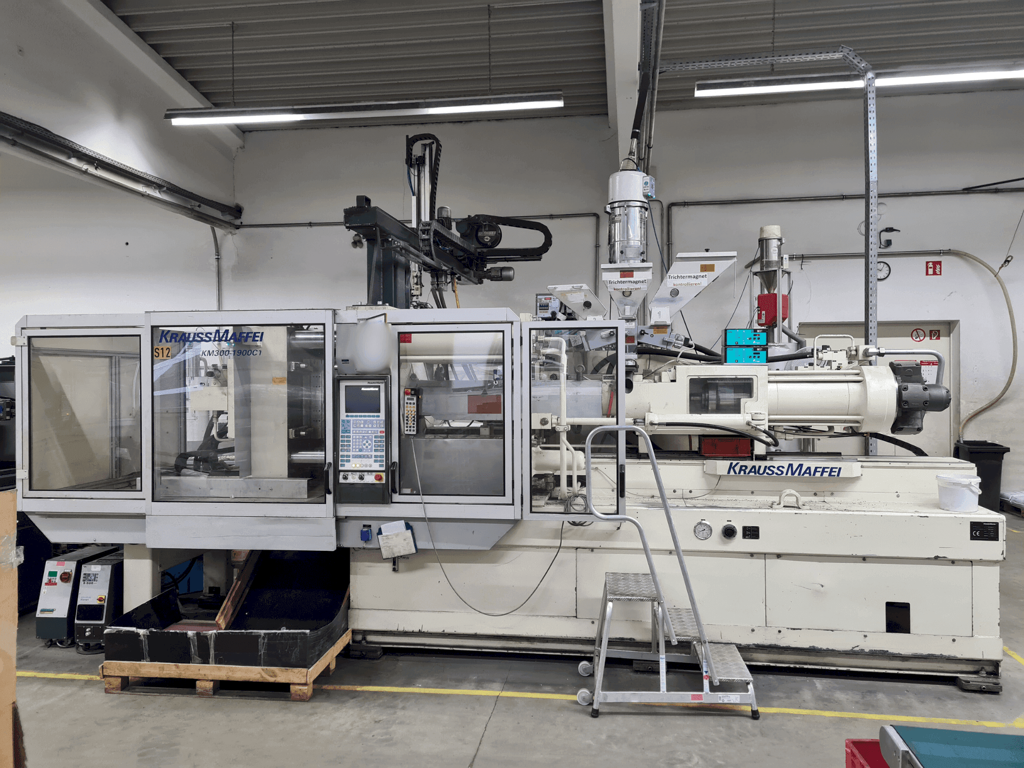 Vista frontal de la máquina Krauss Maffei 300-1900 C1