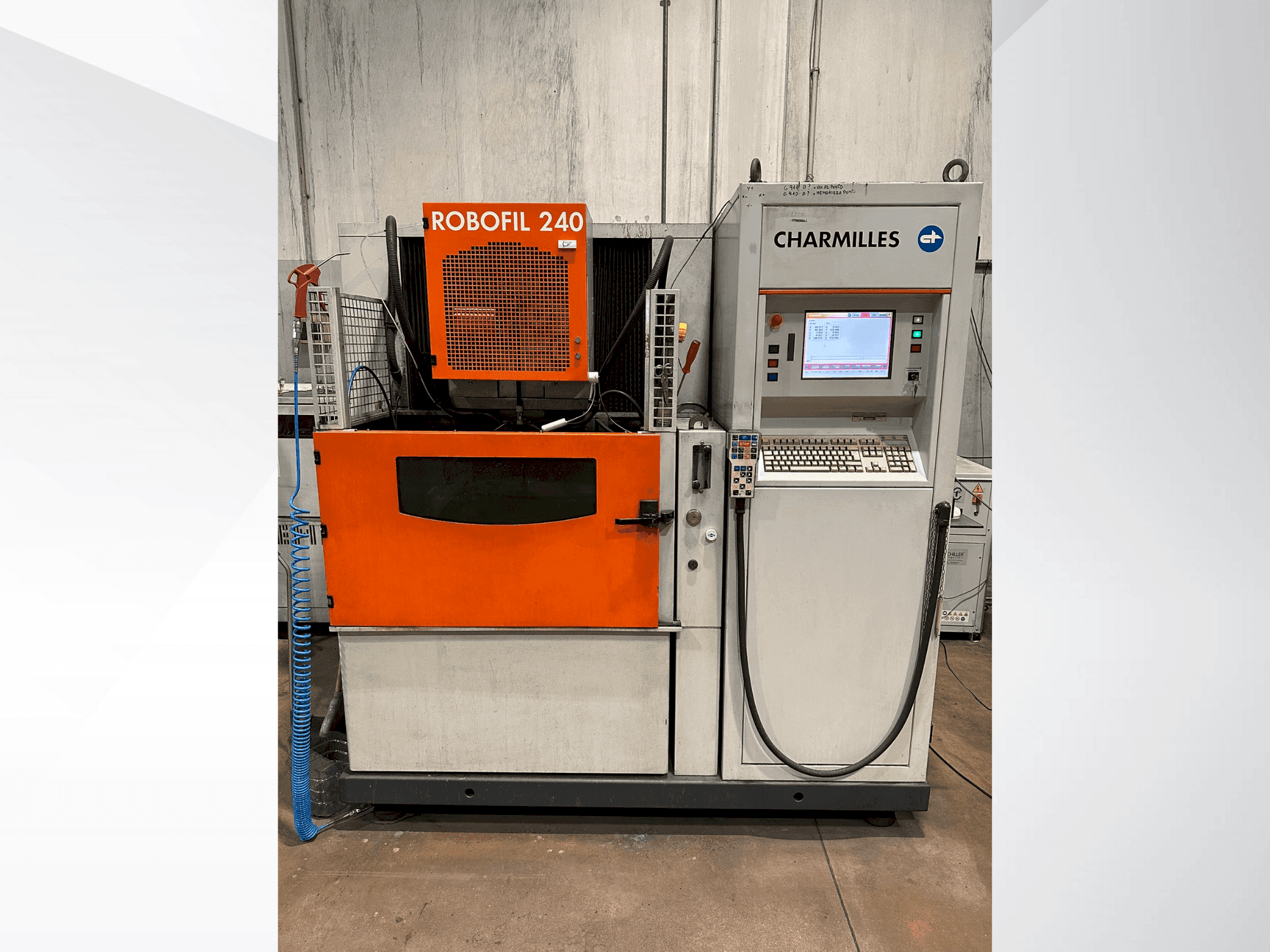 Vista frontal de la máquina CHARMILLES Robofil 240