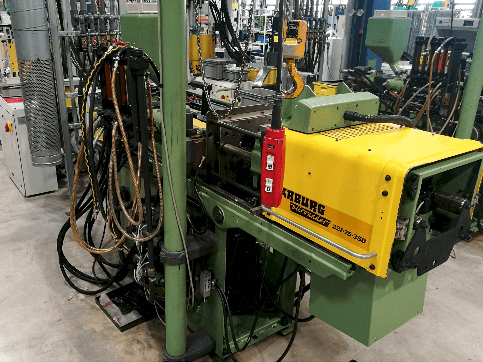 Vista derecha de la máquina Arburg Allrounder 221-75-350