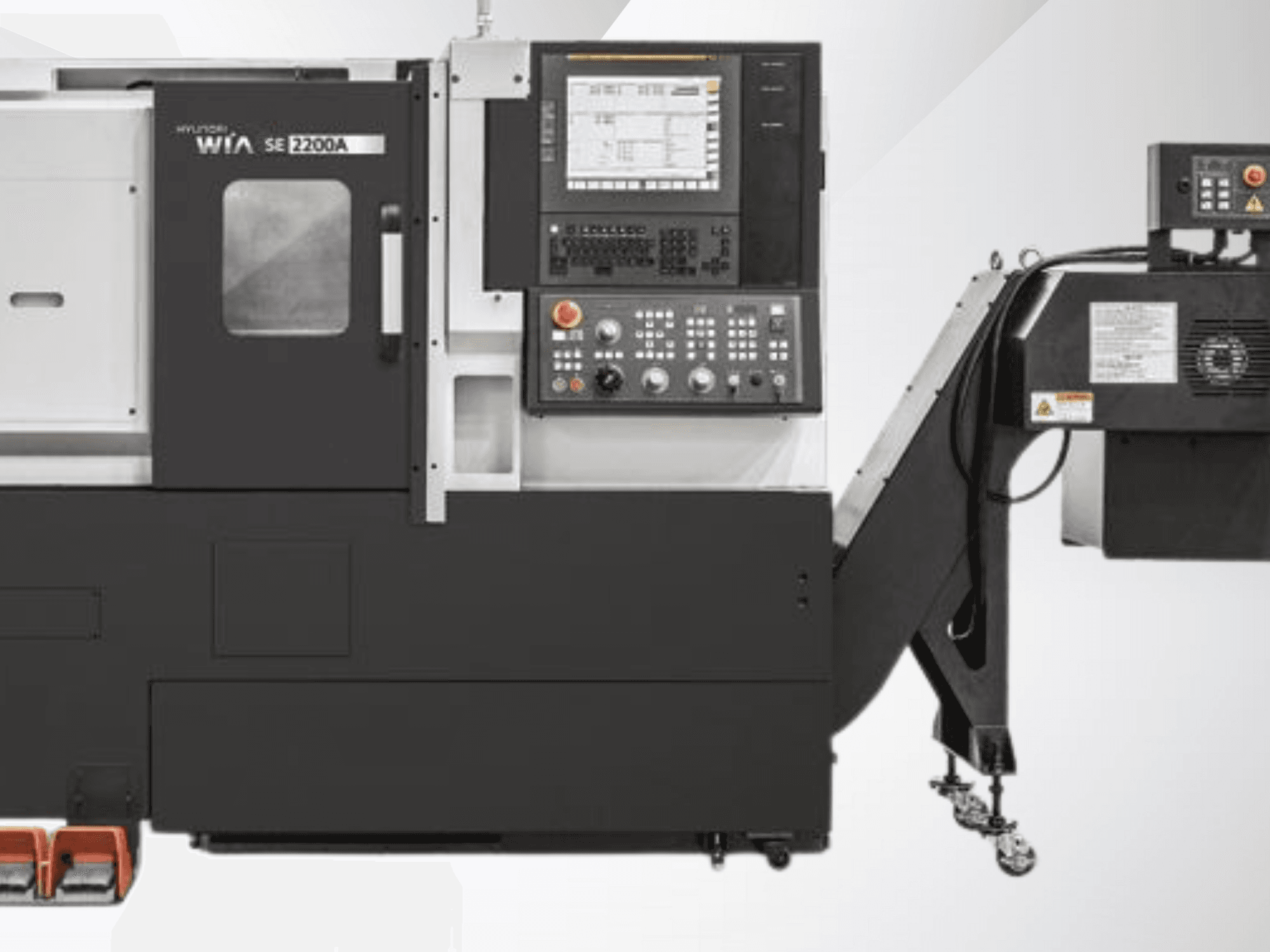 Torno CNC Hyundai WIA SE 2200A, vista frontal, con panel de control y motor de husillo, diseñado para el mecanizado de precisión.