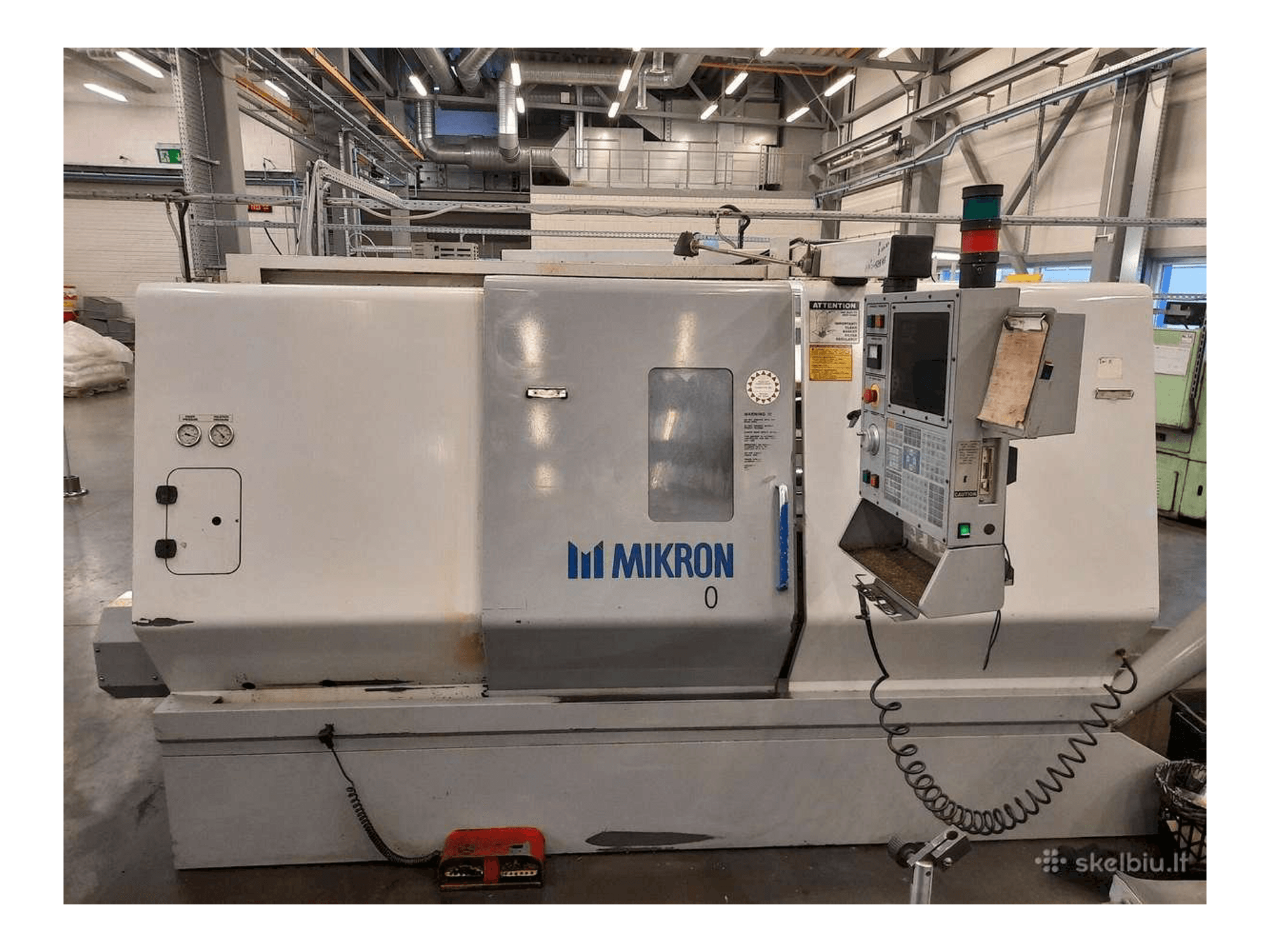 Vista frontal de la máquina MIKRON-HAAS LCE860T