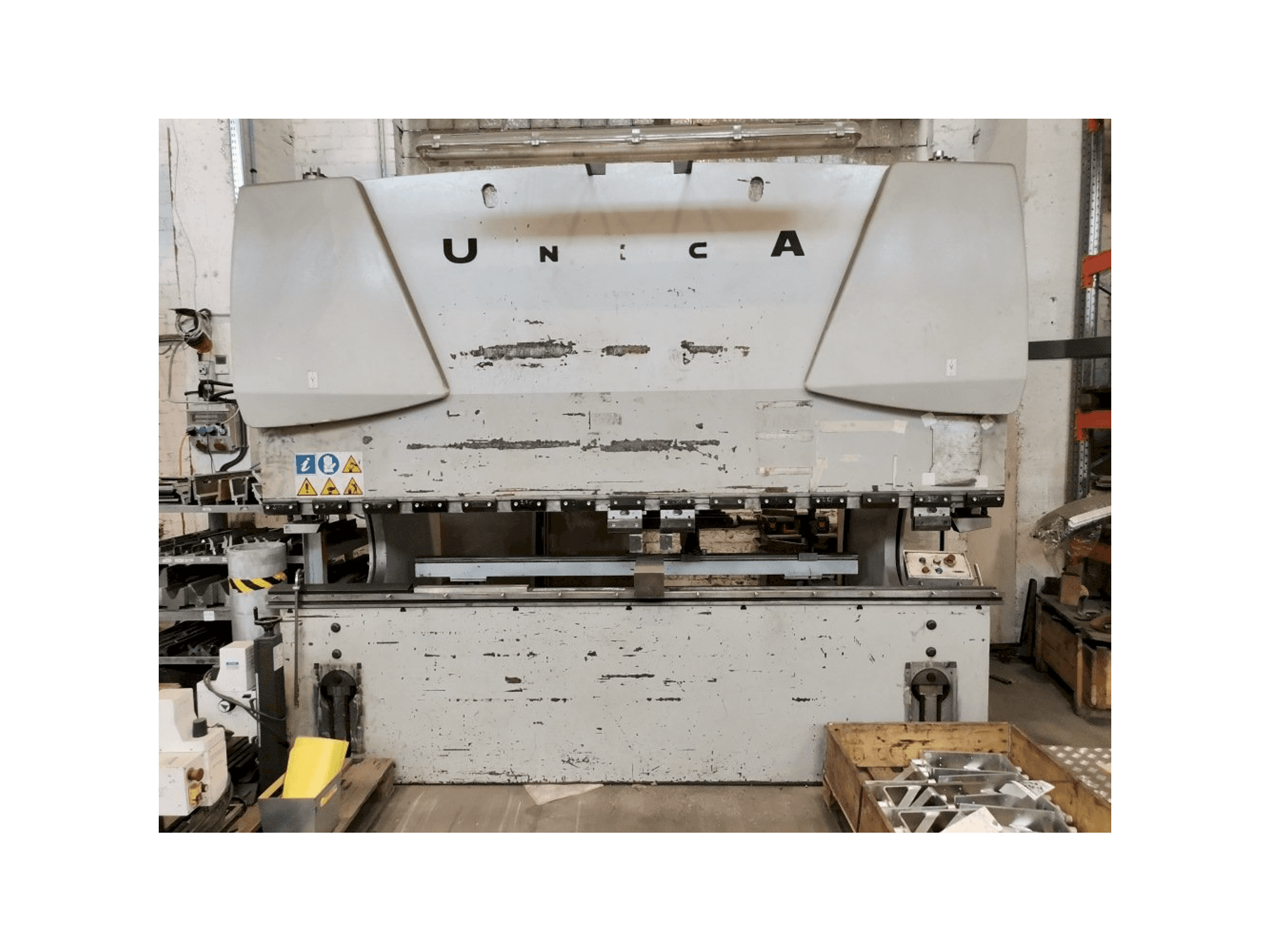 Vista frontal de la máquina Warcom UNICA30-100