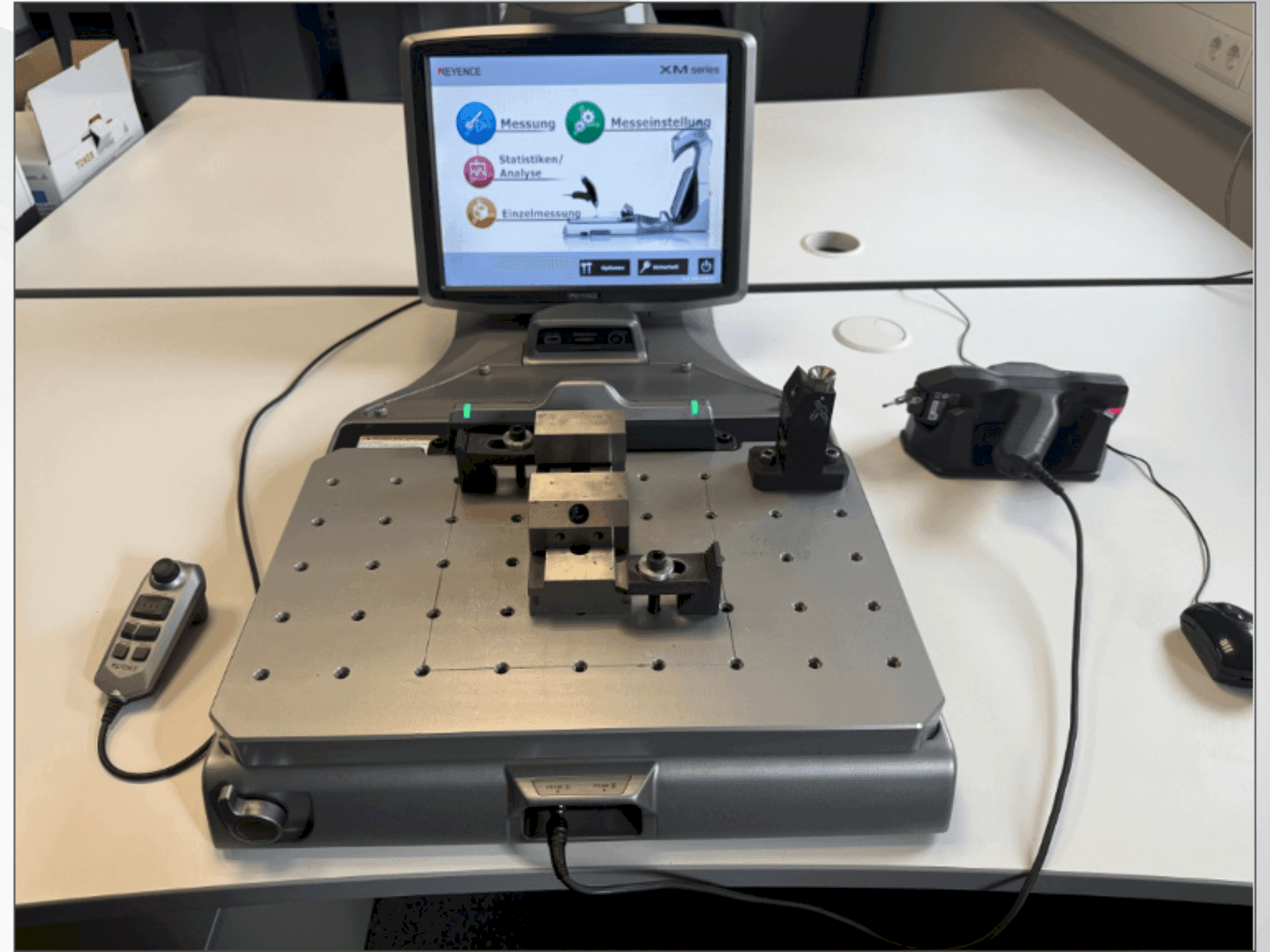 Vista frontal de la máquina KEYENCE XM-1200