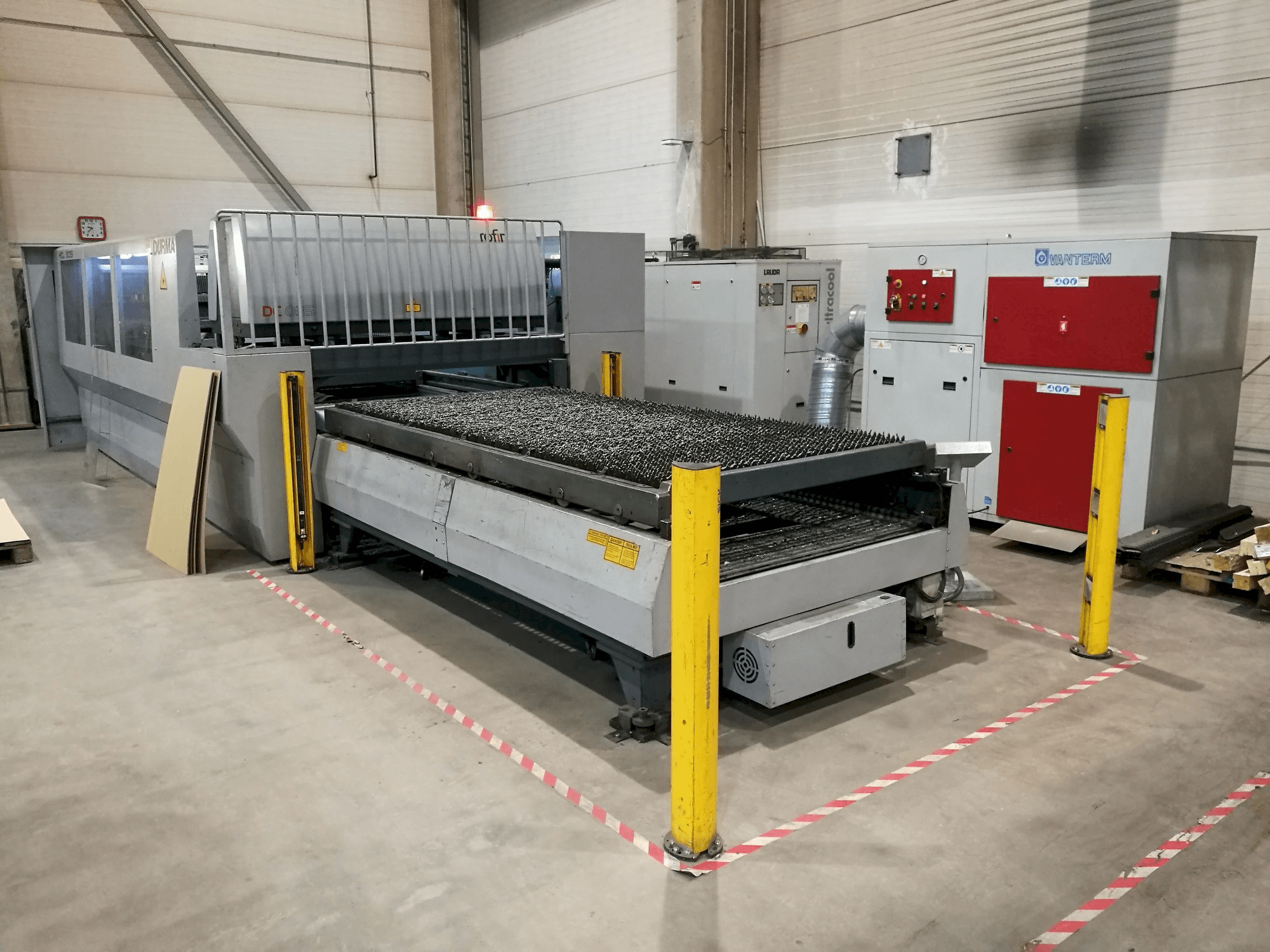 Vista lateral izquierda de la máquina Durma HDL 3015