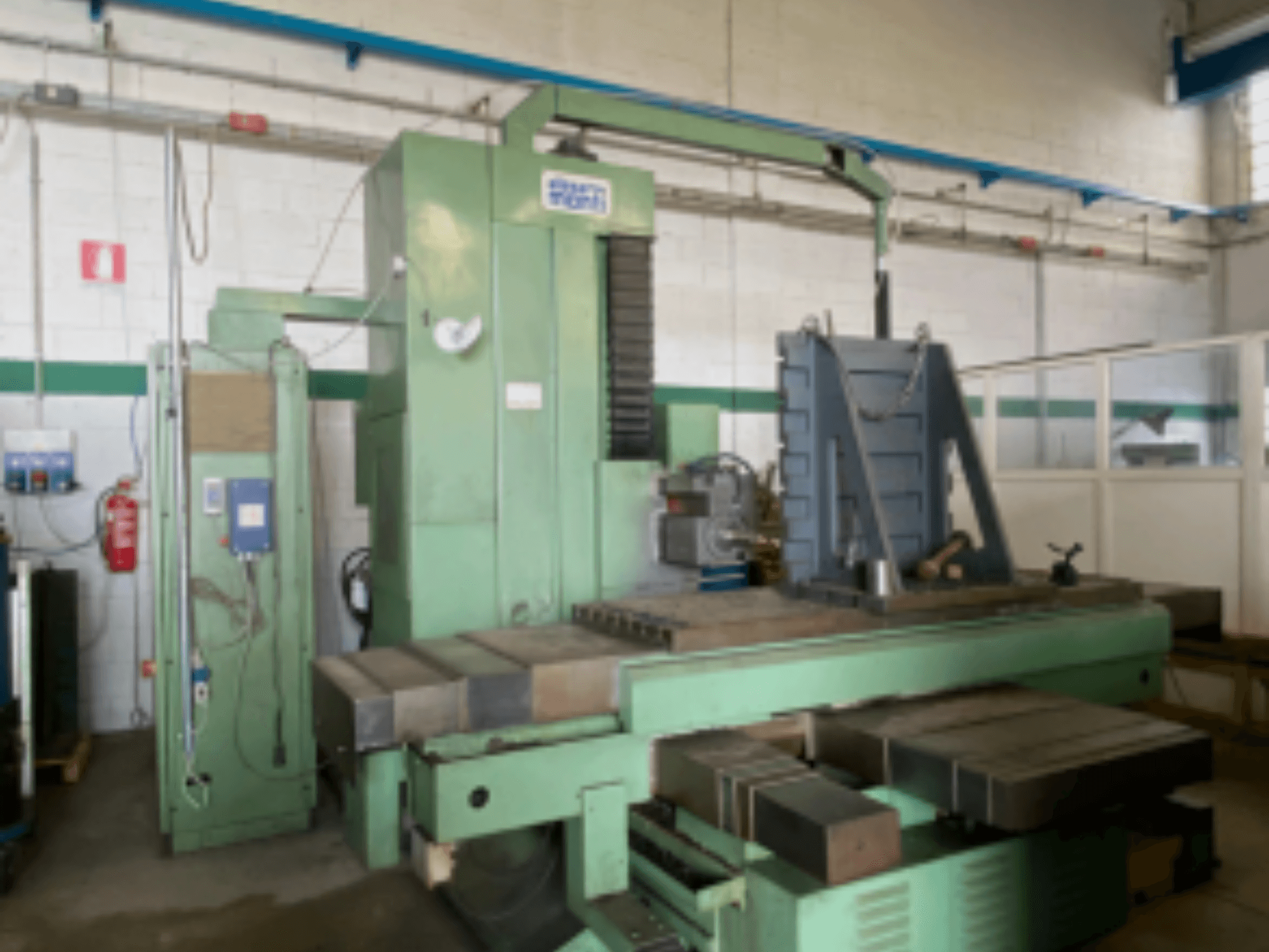 Centro de mecanizado horizontal Alesa Monti MAF45 en un taller, vista lateral que muestra el panel de control y la gran mesa de trabajo.