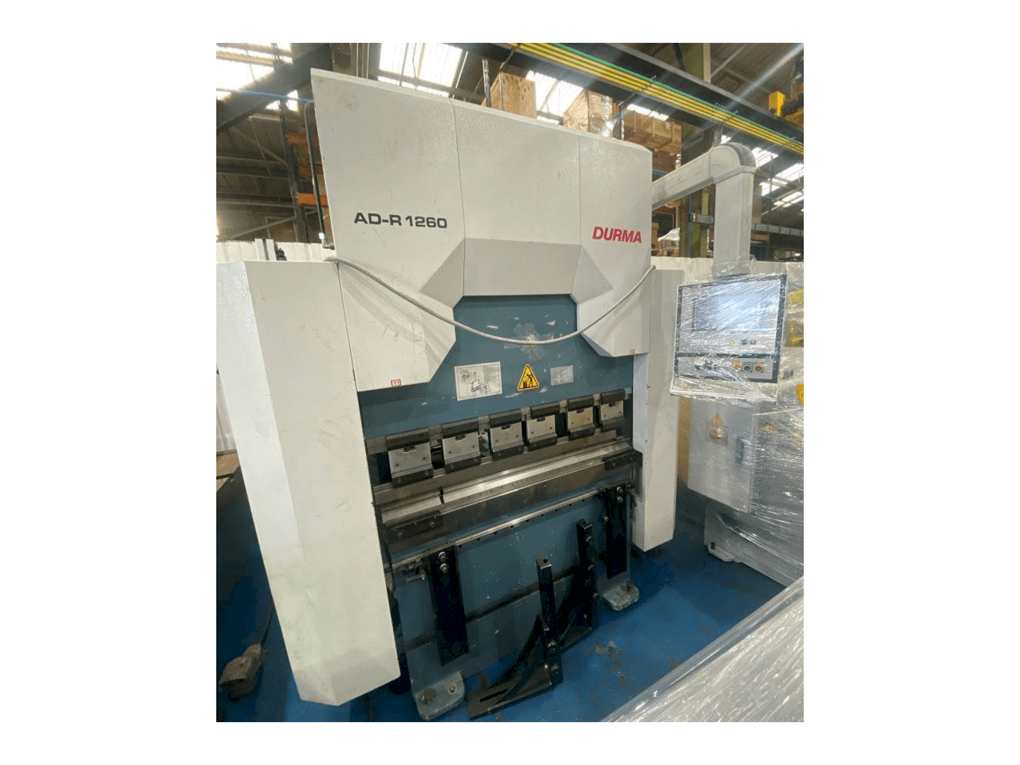 Vista frontal de la máquina Durma AD-R 1260