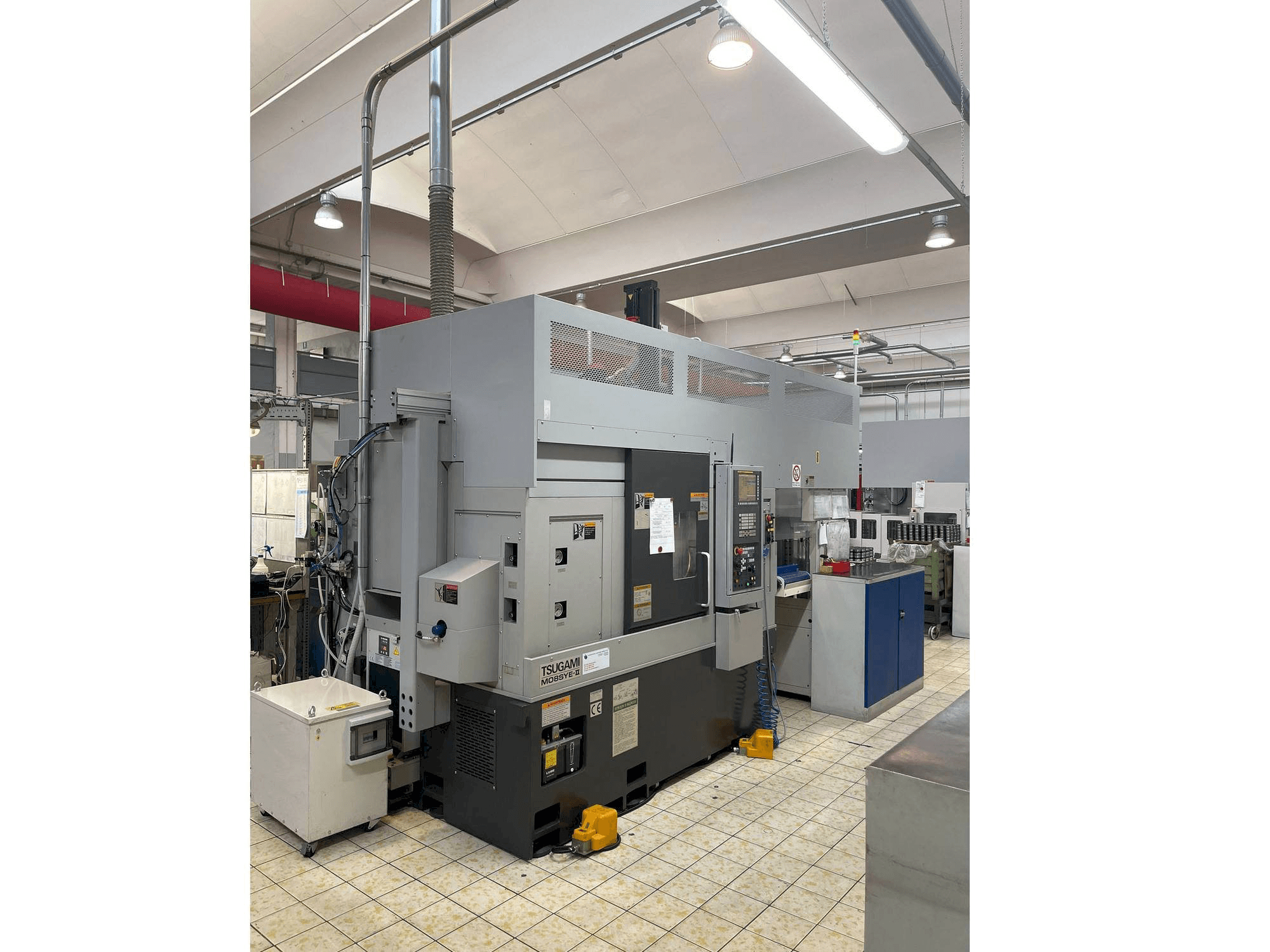 Vista frontal de la máquina TSUGAMI M08SYE-II