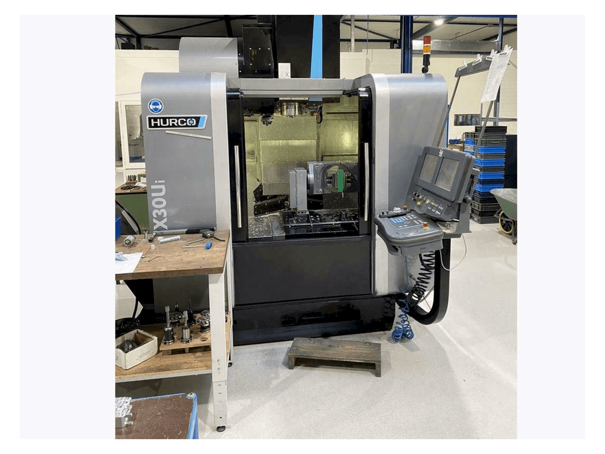 Vista frontal de la máquina Hurco VMX30 Ui