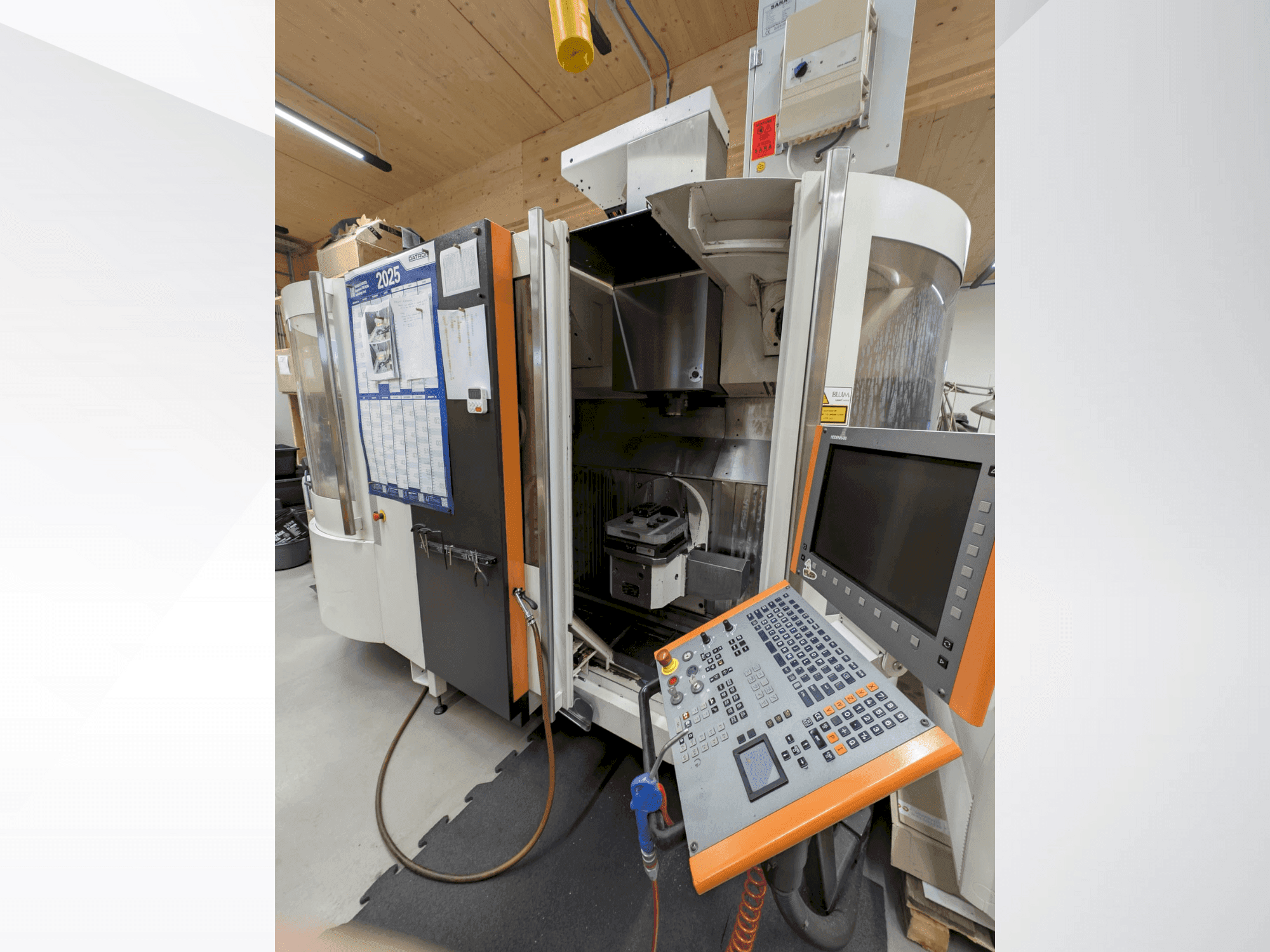 Vista frontal de la máquina MIKRON UCP 600 Vario