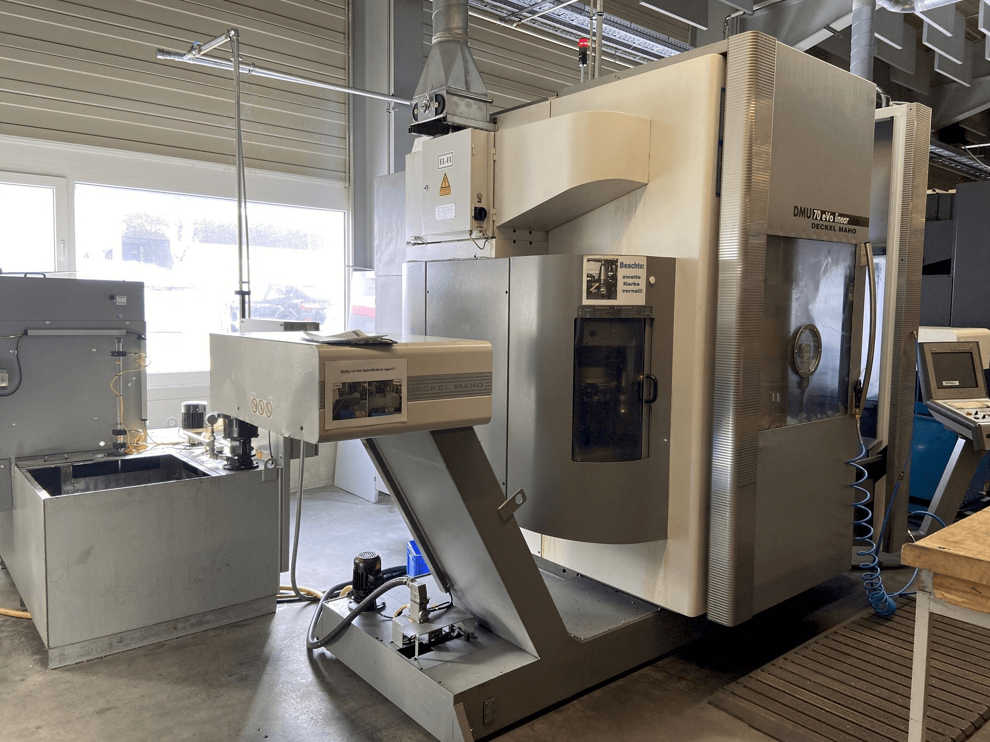 Vista frontal de la máquina DECKEL MAHO DMU 70 eVo linear