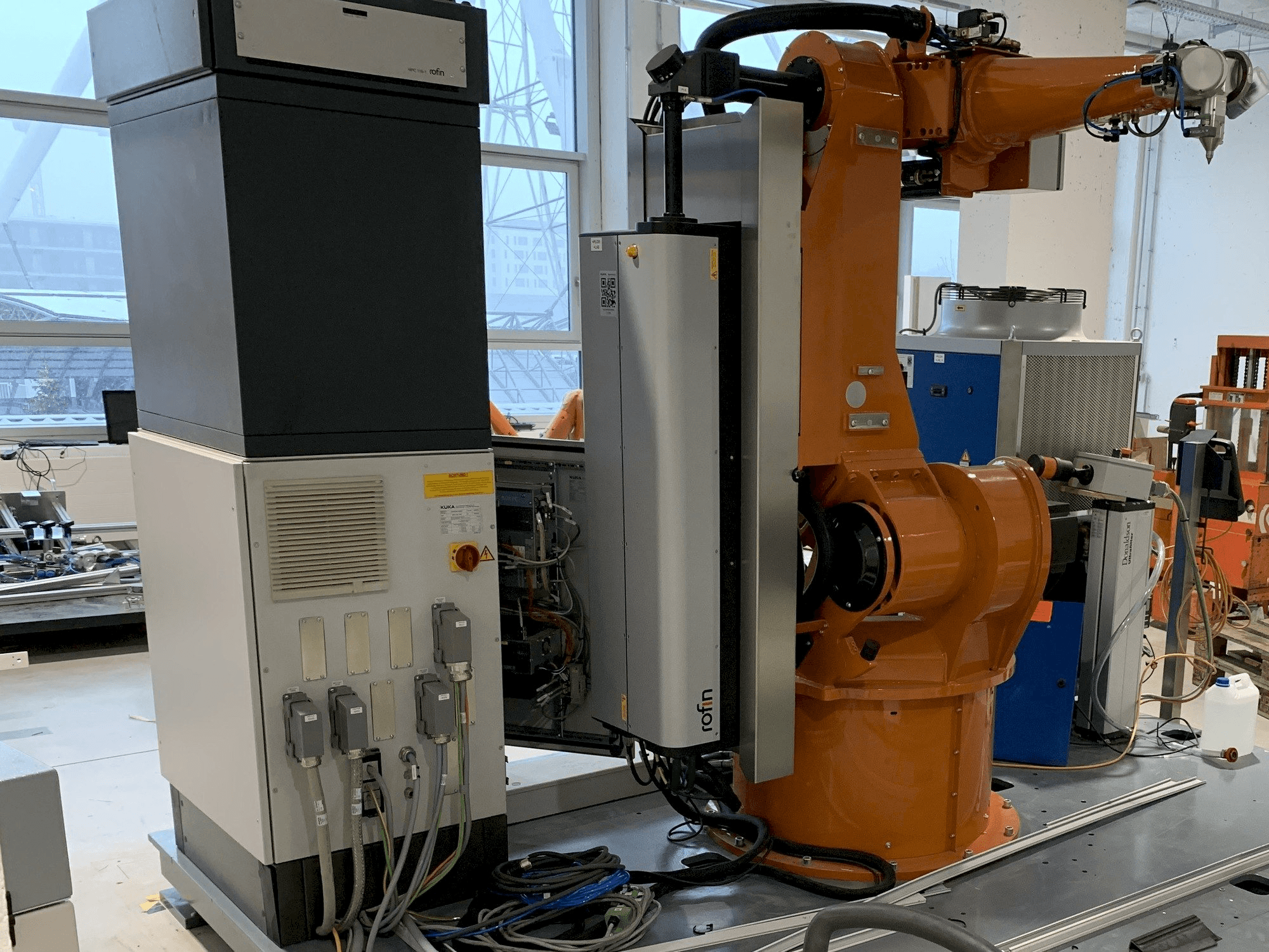 Vista frontal de la máquina Reis Robotics Laserroboter RV6L