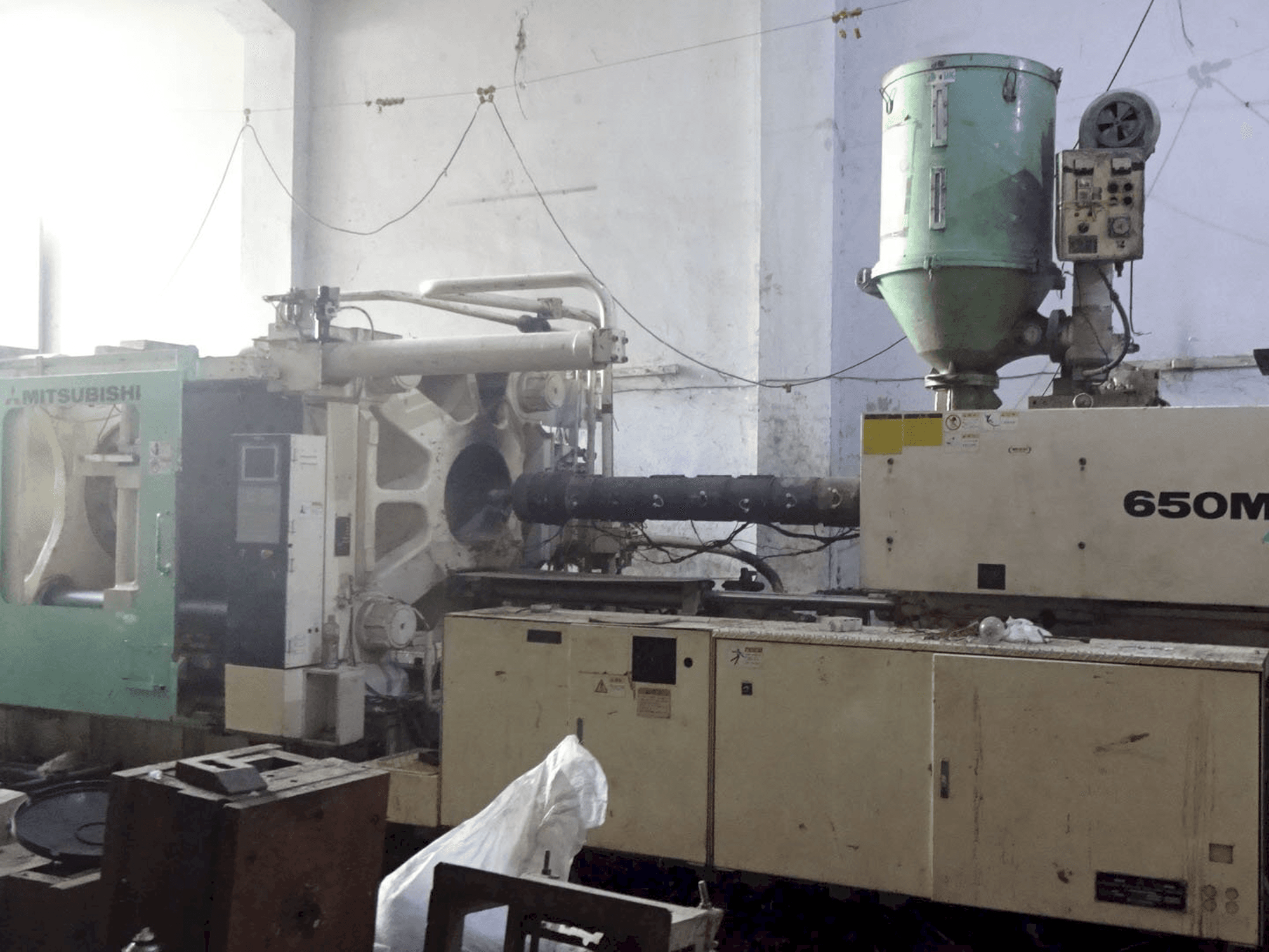 Right view of Mitsubishi 650 MMG Machine