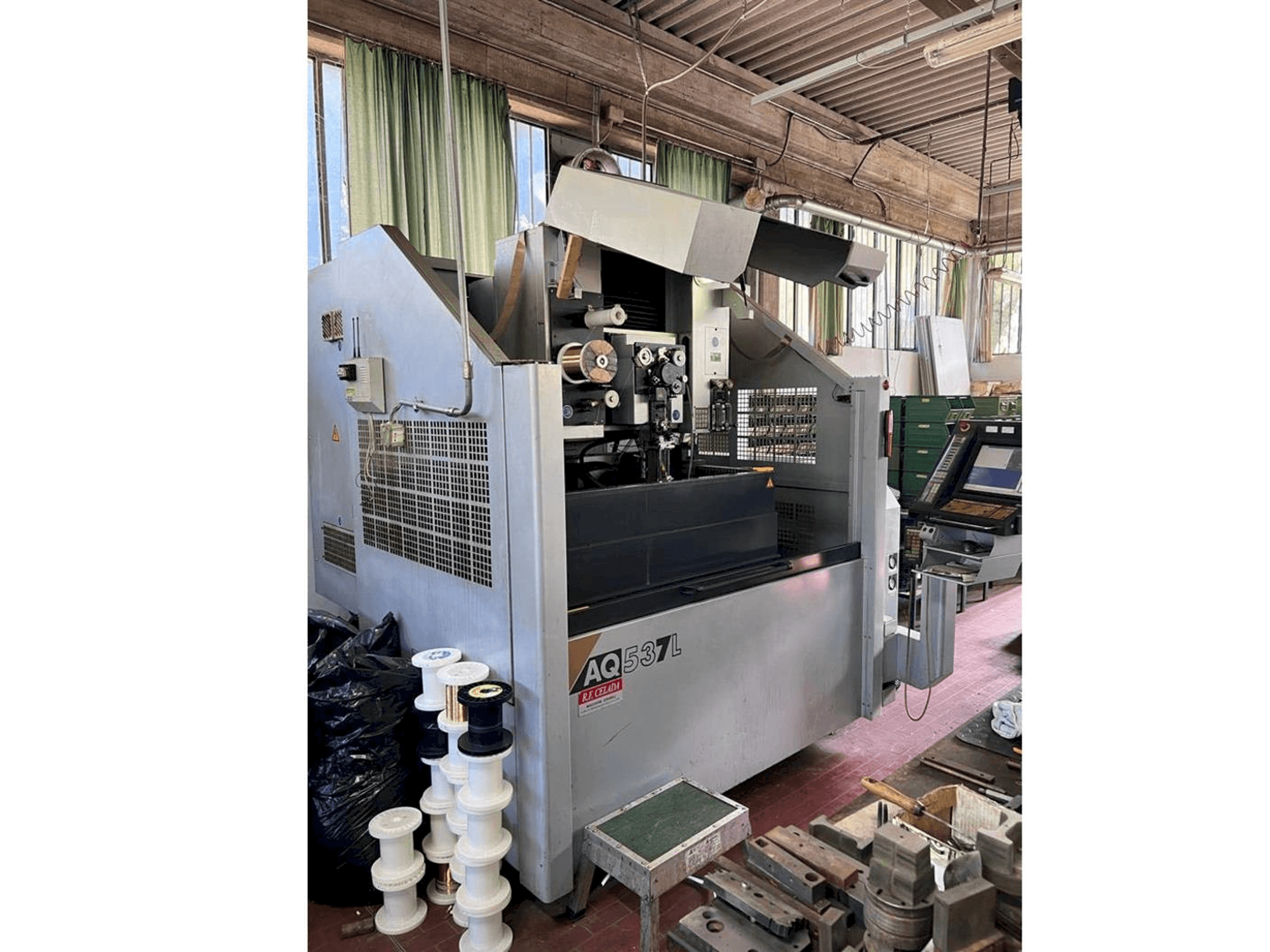 Vista frontal de la máquina Sodick AQ537L