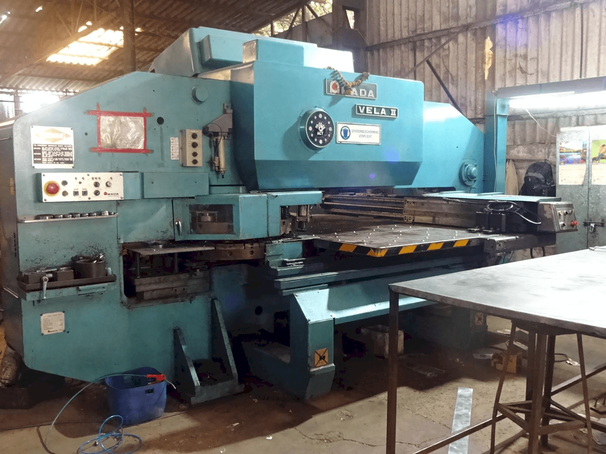 Vista izquierda de la máquina AMADA VELA II 355