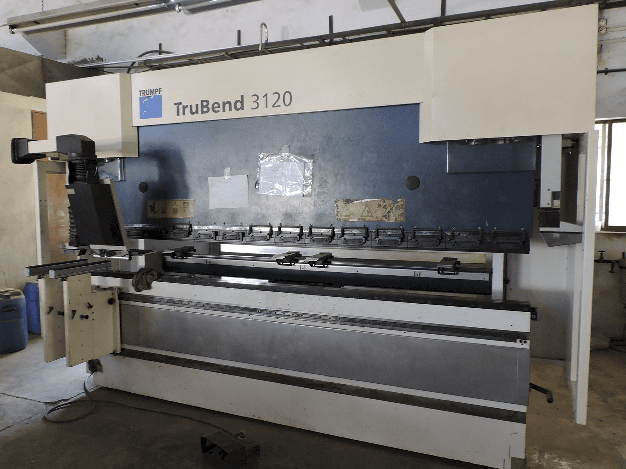 Vista frontal de la máquina Trumpf TruBend 3120