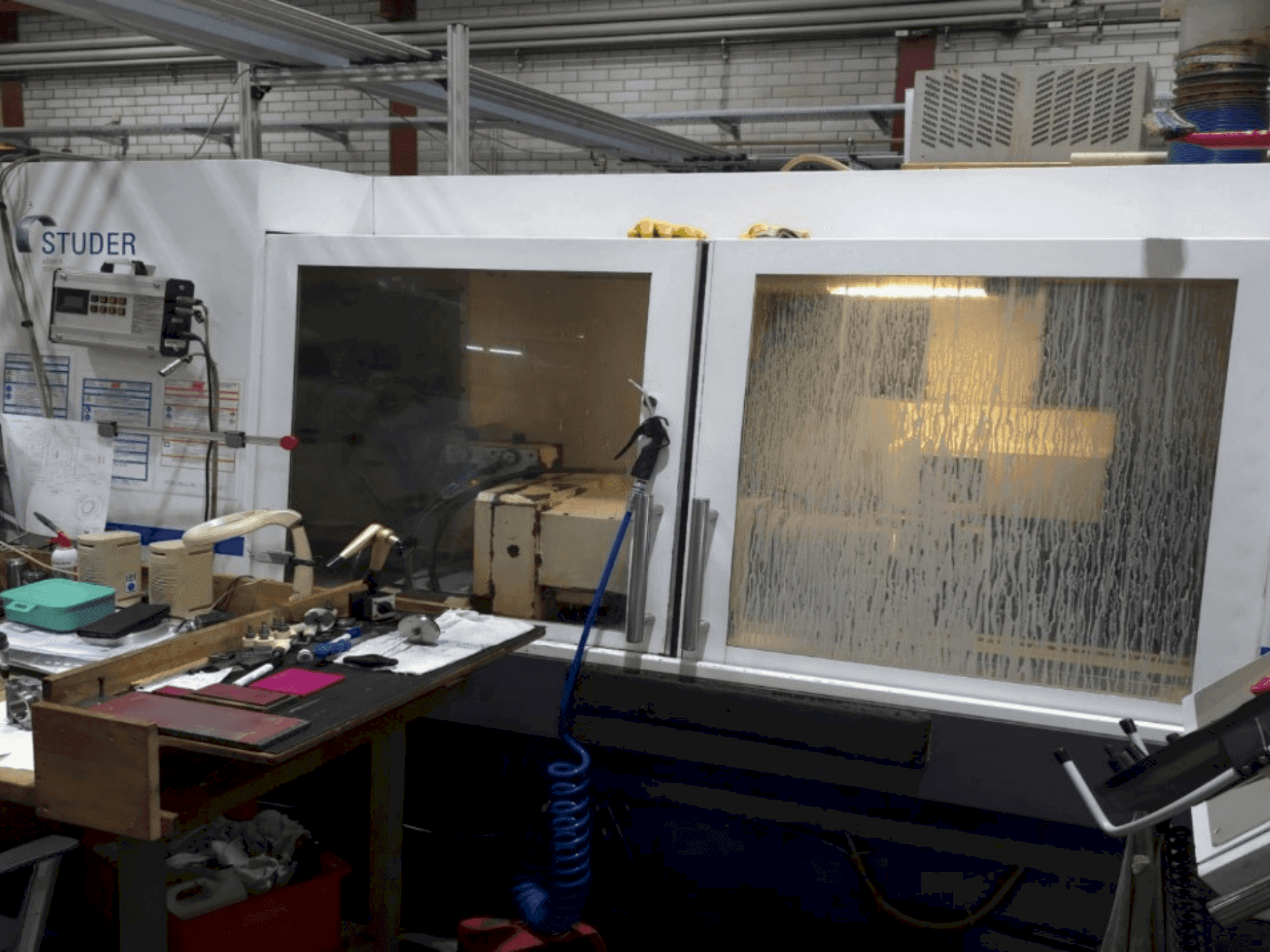 Vista frontal de la máquina STUDER S31