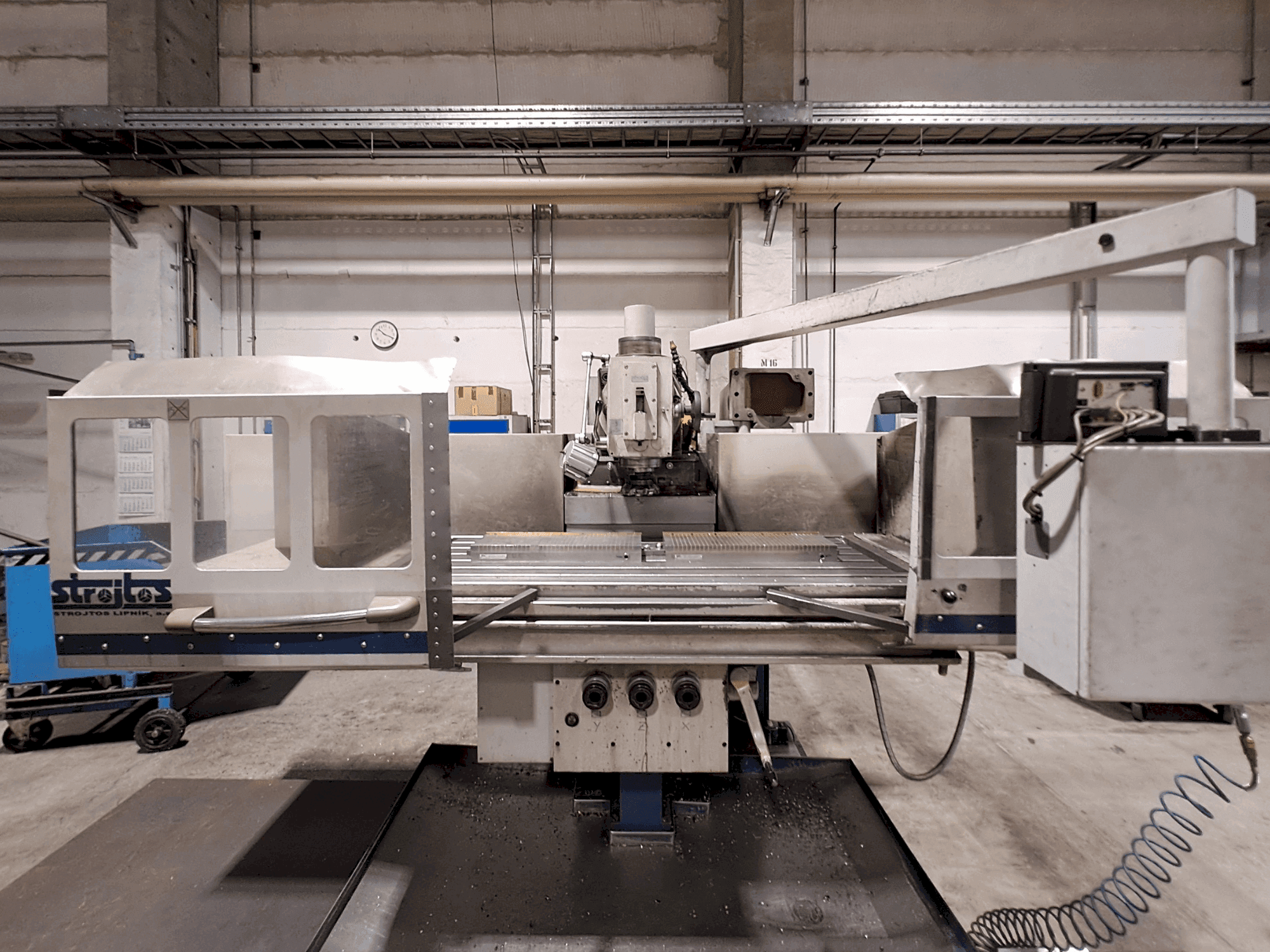 Vista frontal de la máquina TOS FGS63T Plus