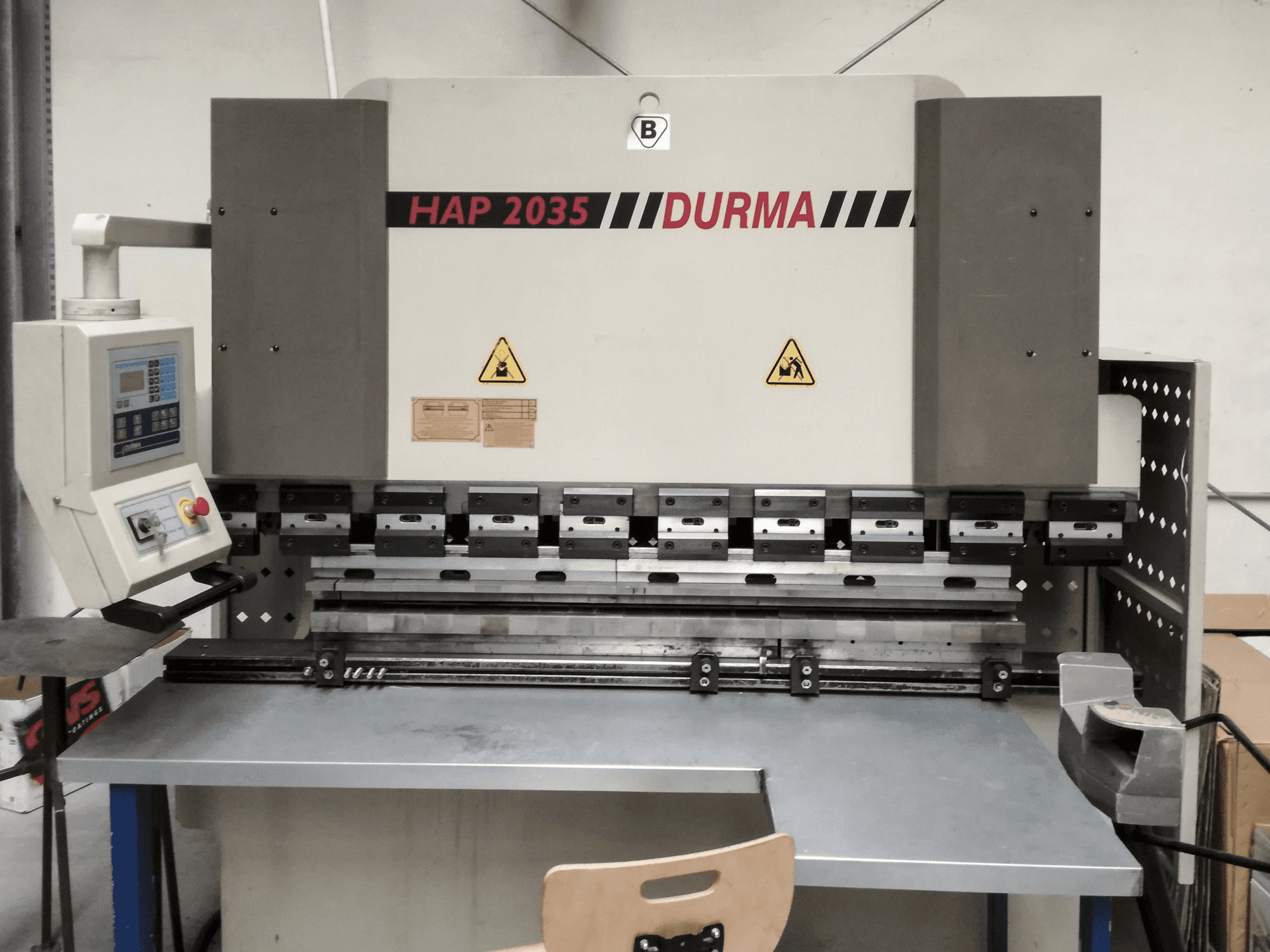 Vista frontal de la máquina Durma HAP 2035