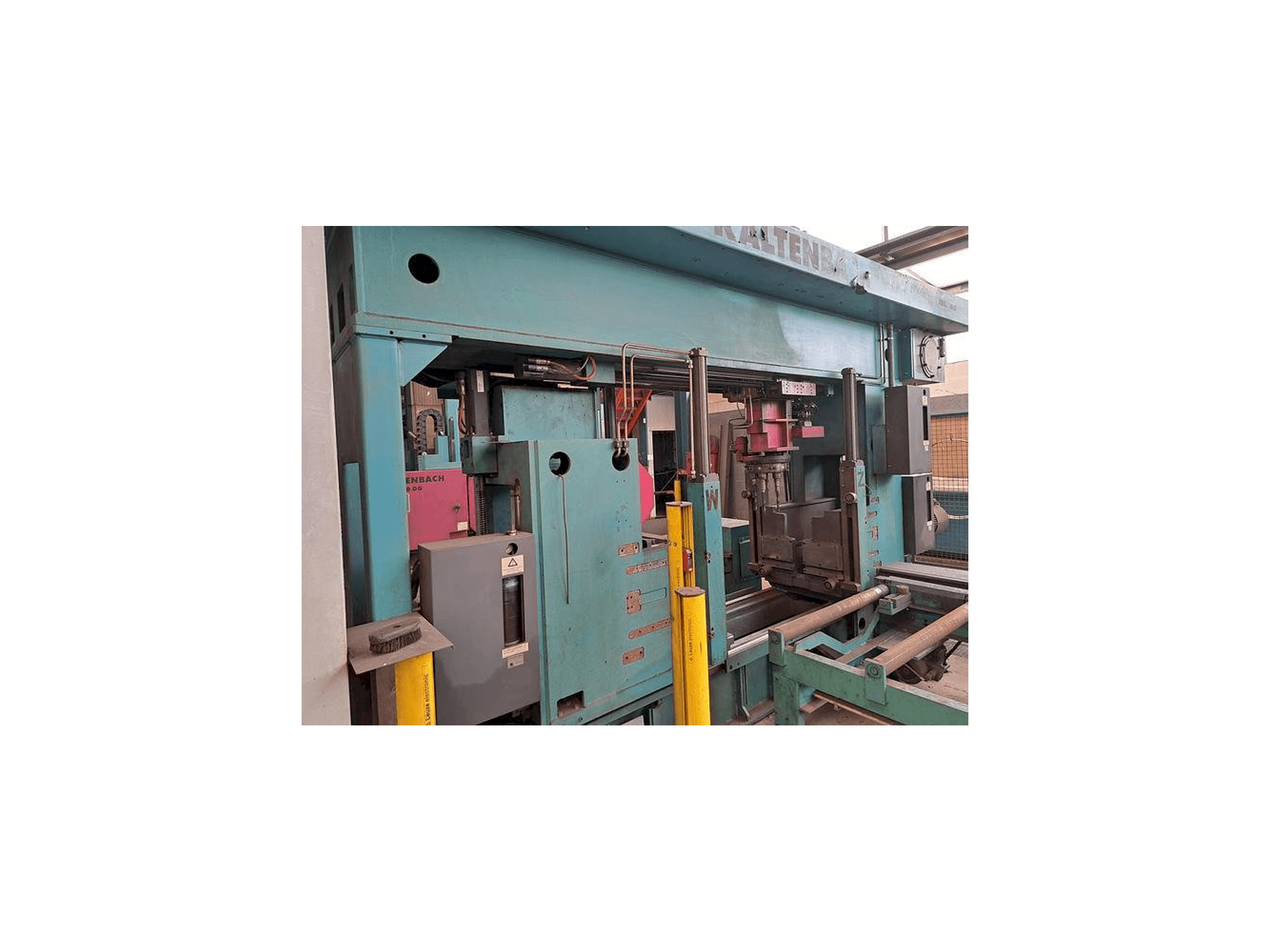 Vista lateral izquierda de la máquina KALTENBACH KDX5 1015