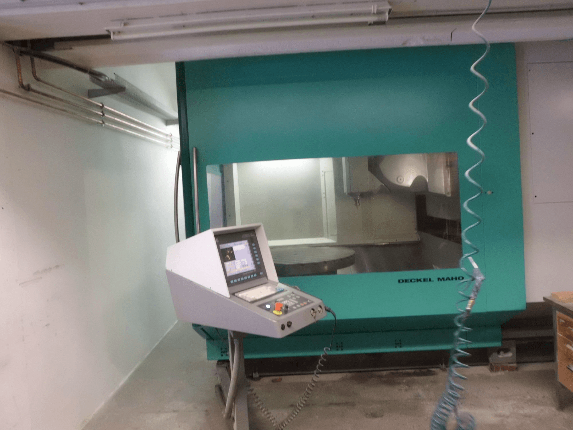 Vista frontal de la máquina DECKEL MAHO DMU 125 P